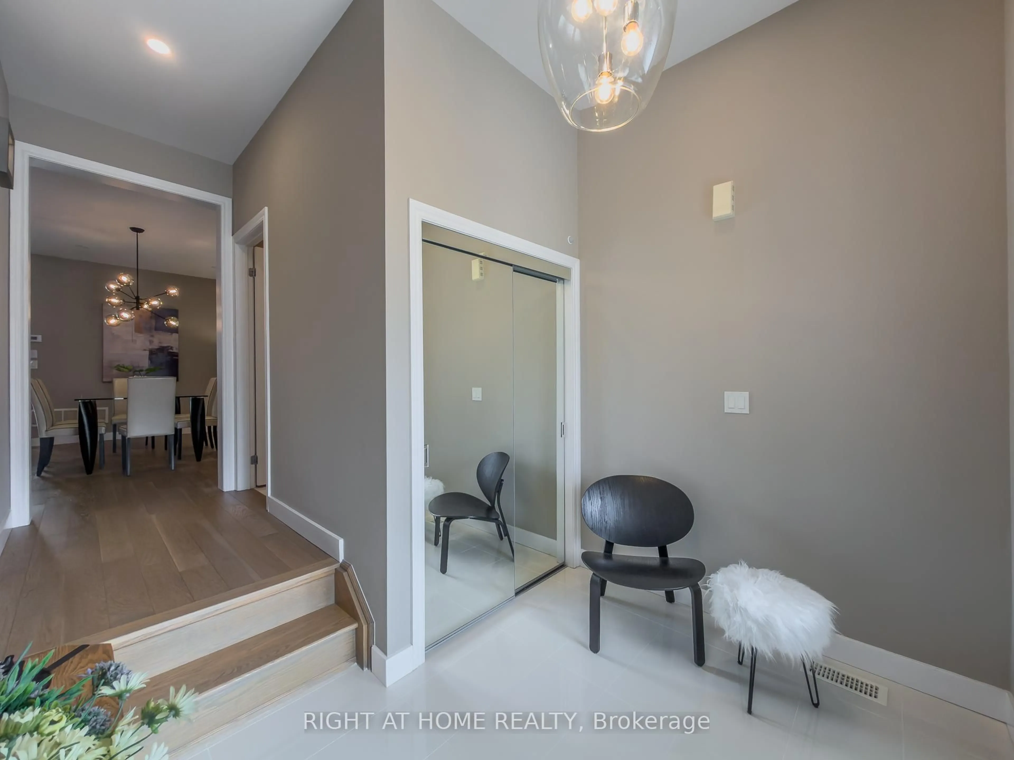 Indoor entryway for 77 Leaden Hall Dr, East Gwillimbury Ontario L9N 0R5