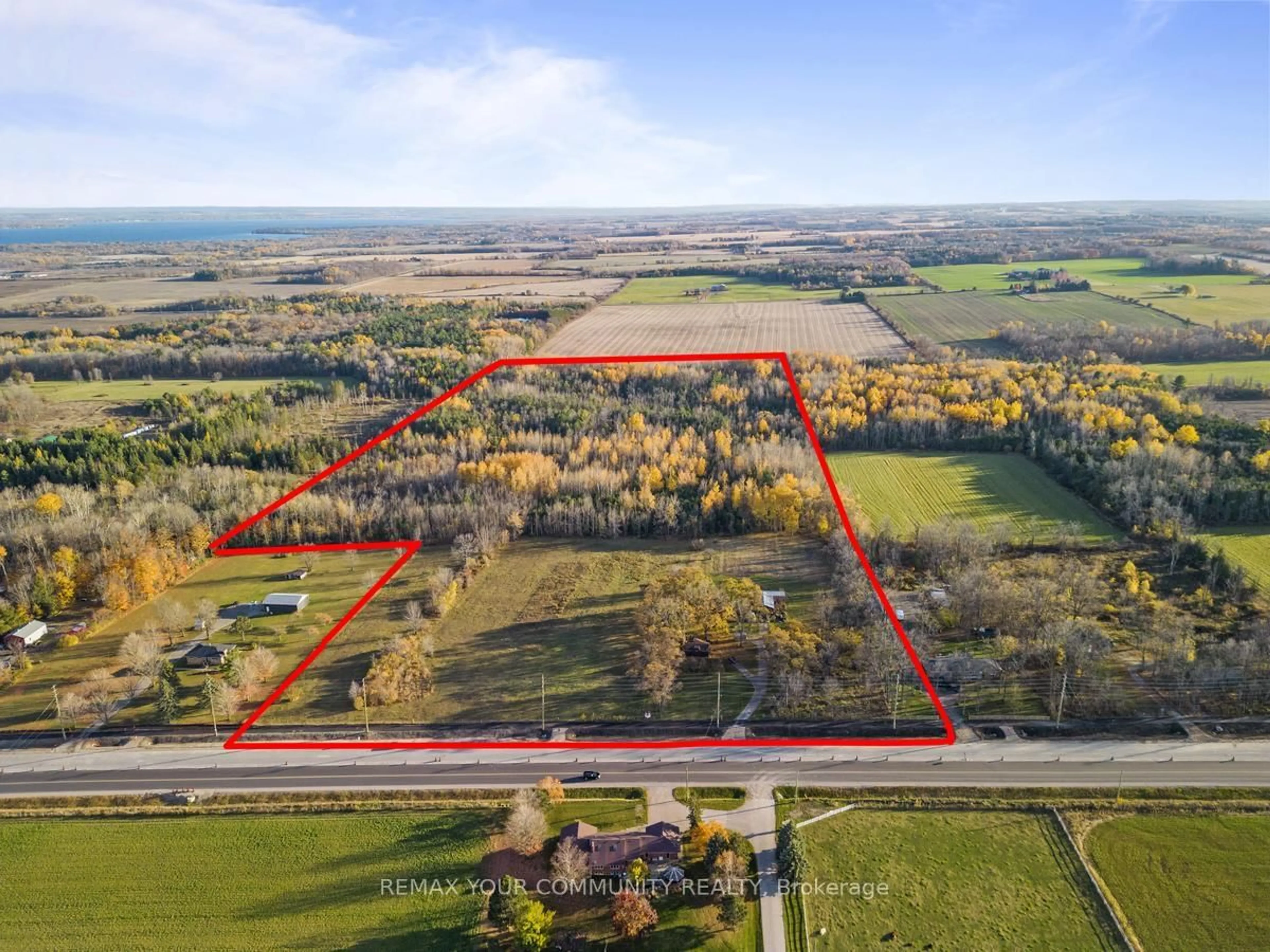 A pic from outside/outdoor area/front of a property/back of a property/a pic from drone, unknown for 1703 Innisfil Beach Rd, Innisfil Ontario L9S 4B3