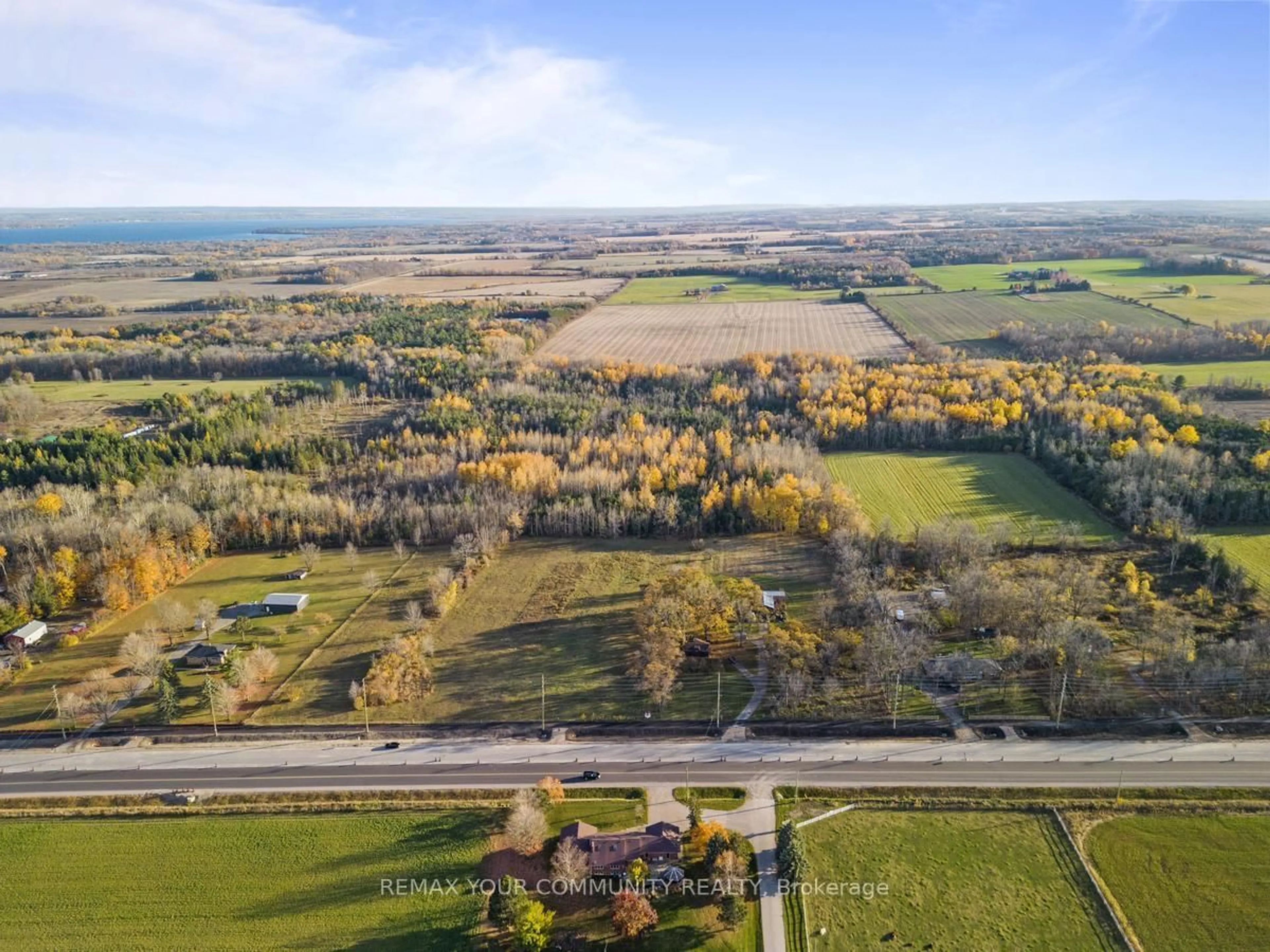A pic from outside/outdoor area/front of a property/back of a property/a pic from drone, unknown for 1703 Innisfil Beach Rd, Innisfil Ontario L9S 4B3