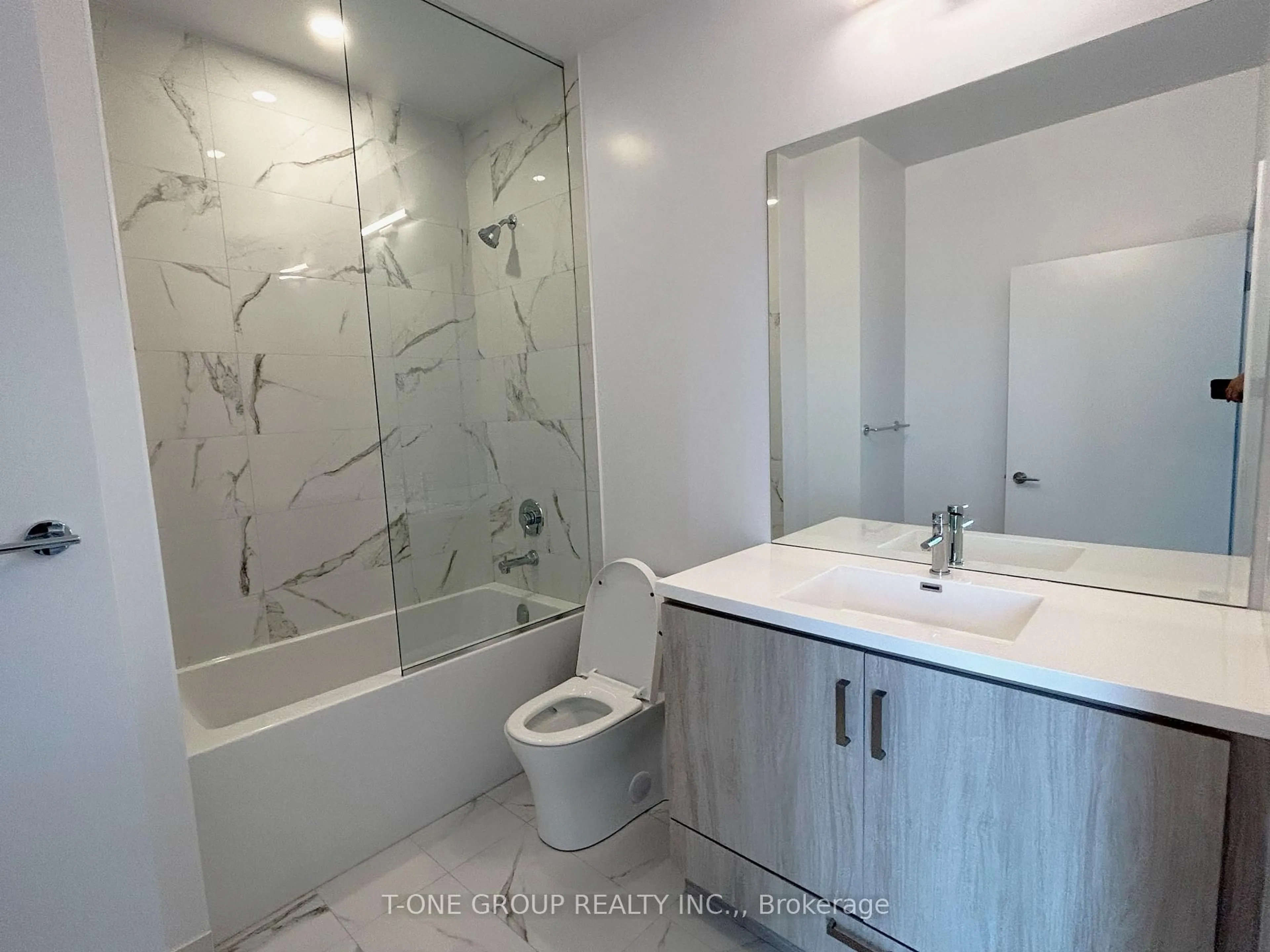 Standard bathroom, ceramic/tile floor for 38 Honeycrisp Cres #310, Vaughan Ontario L4K 0M8