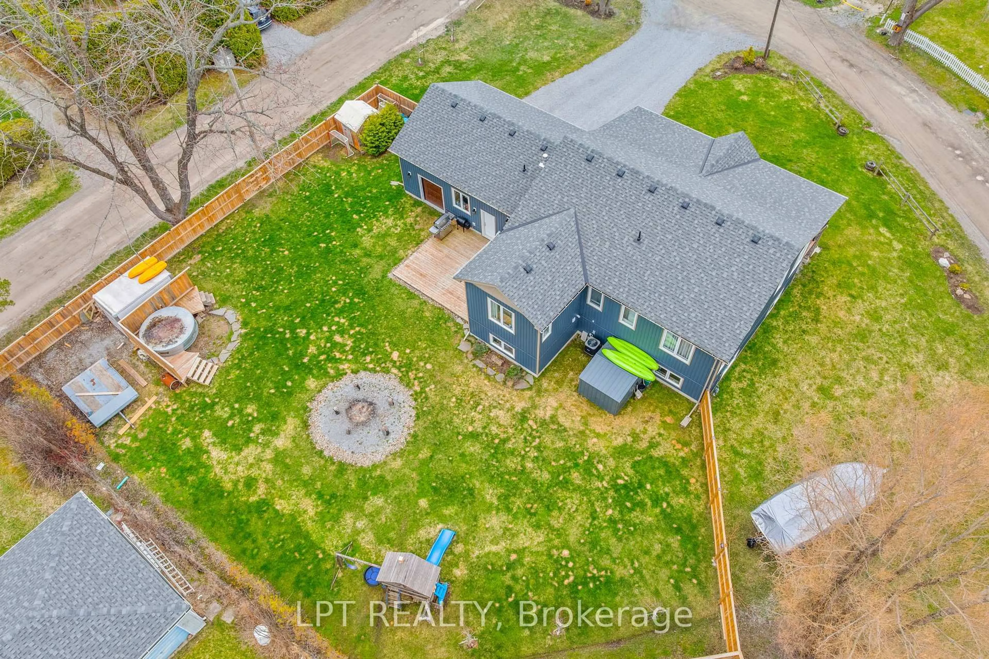 A pic from outside/outdoor area/front of a property/back of a property/a pic from drone, street for 23 Dunkelman Dr, Georgina Ontario L4P 3C8