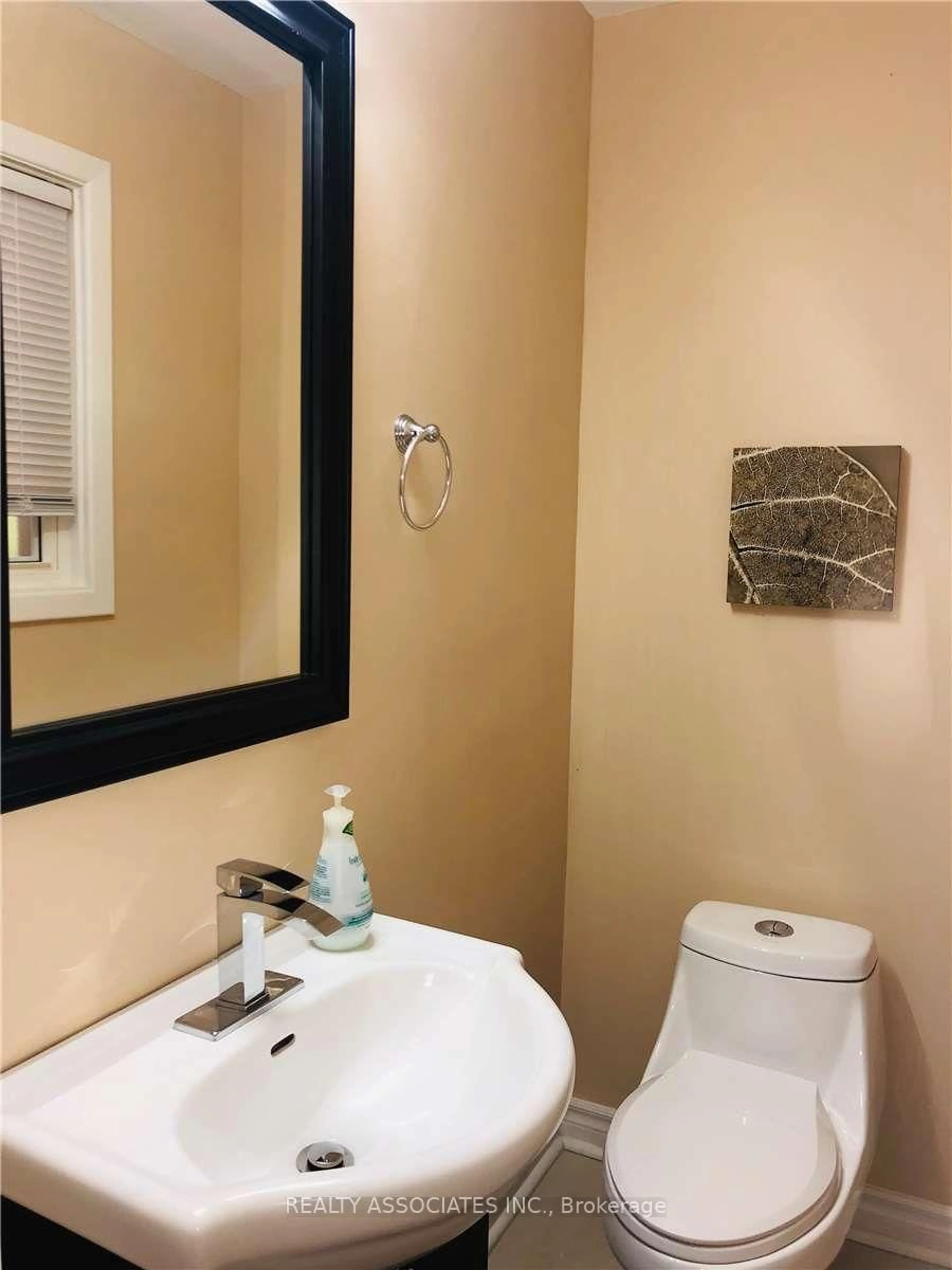 Standard bathroom, unknown for 32 Almond Ave, Markham Ontario L3T 1L1