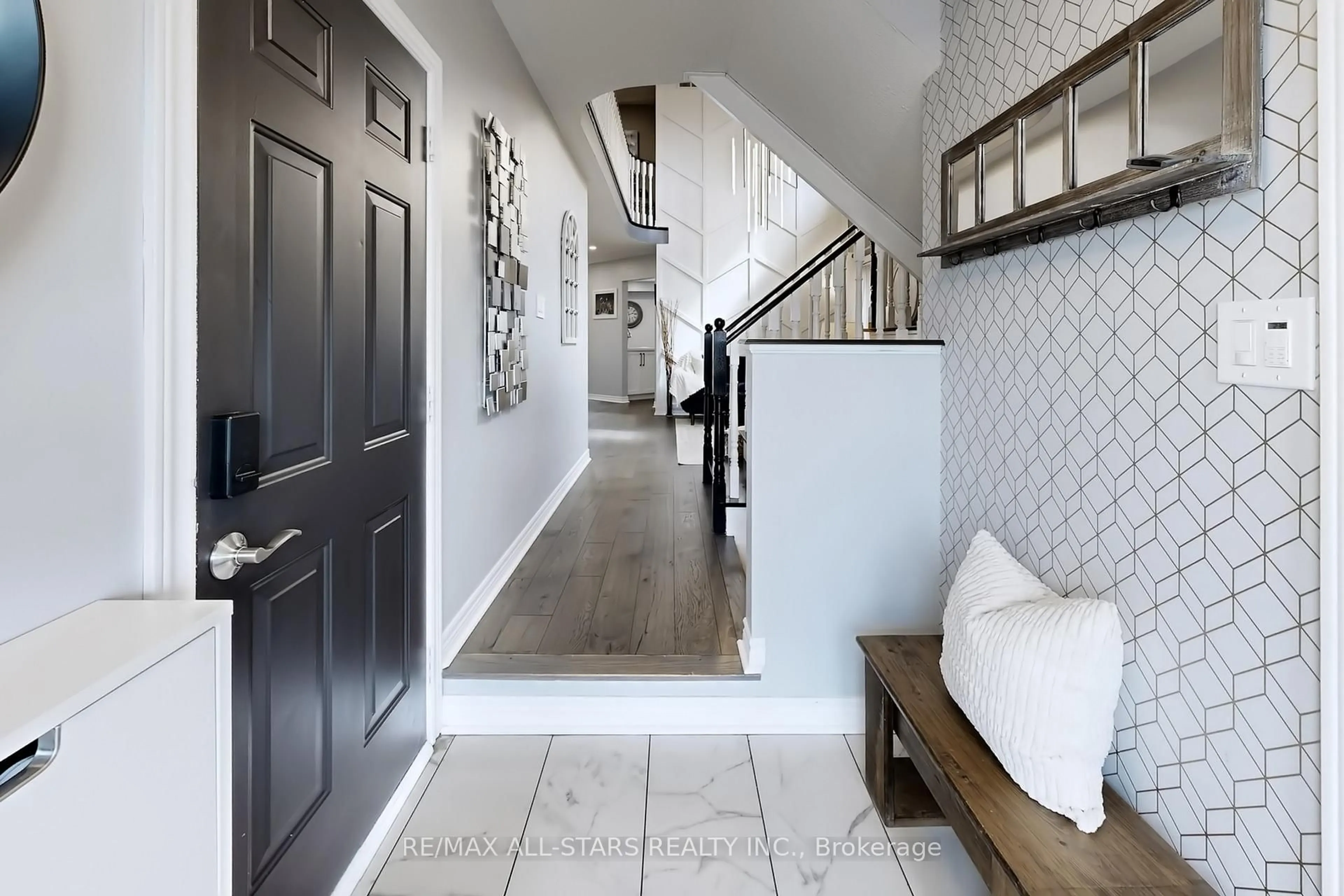 Indoor entryway for 6 Hirst Ave, Georgina Ontario L4P 4E6