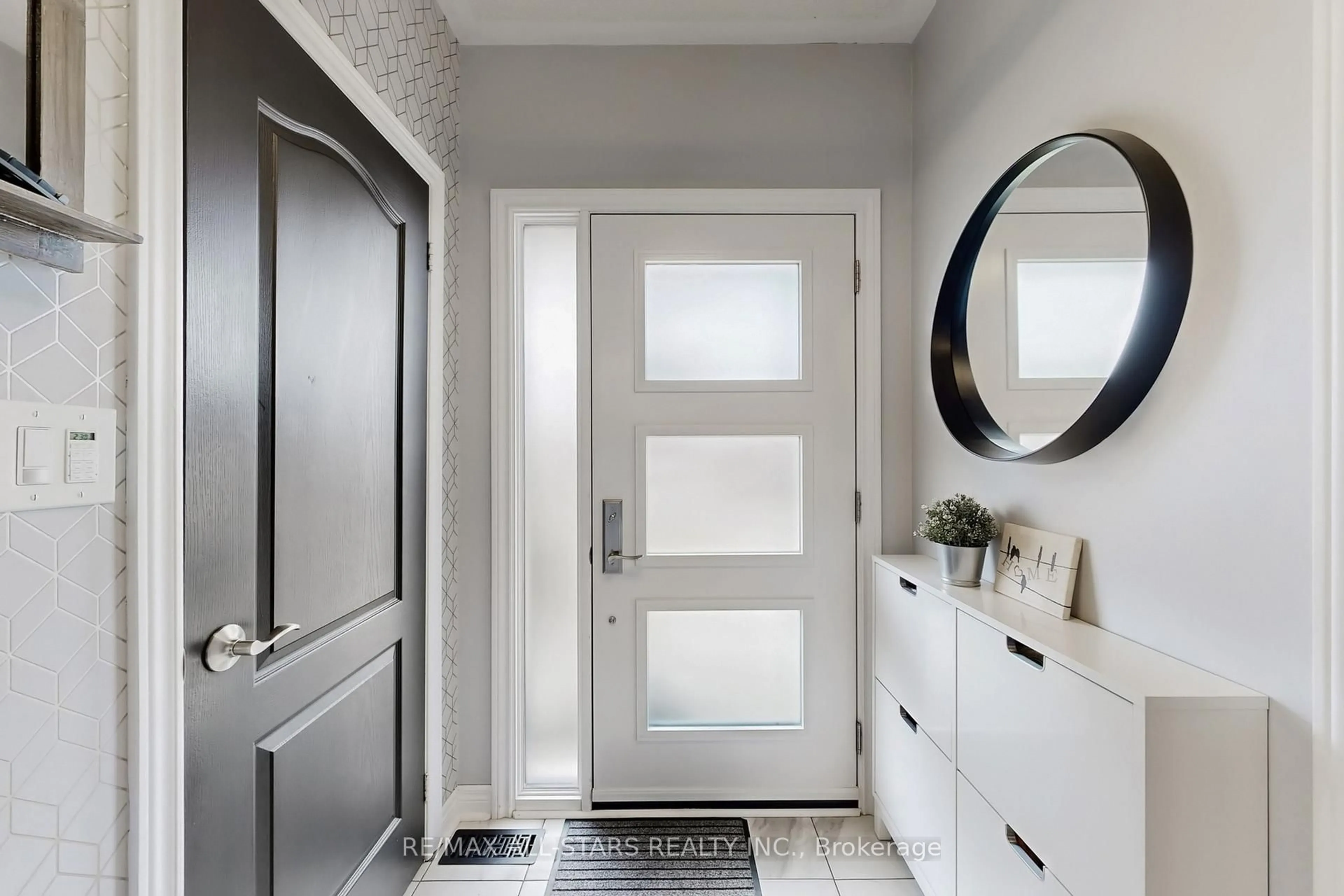 Indoor entryway for 6 Hirst Ave, Georgina Ontario L4P 4E6