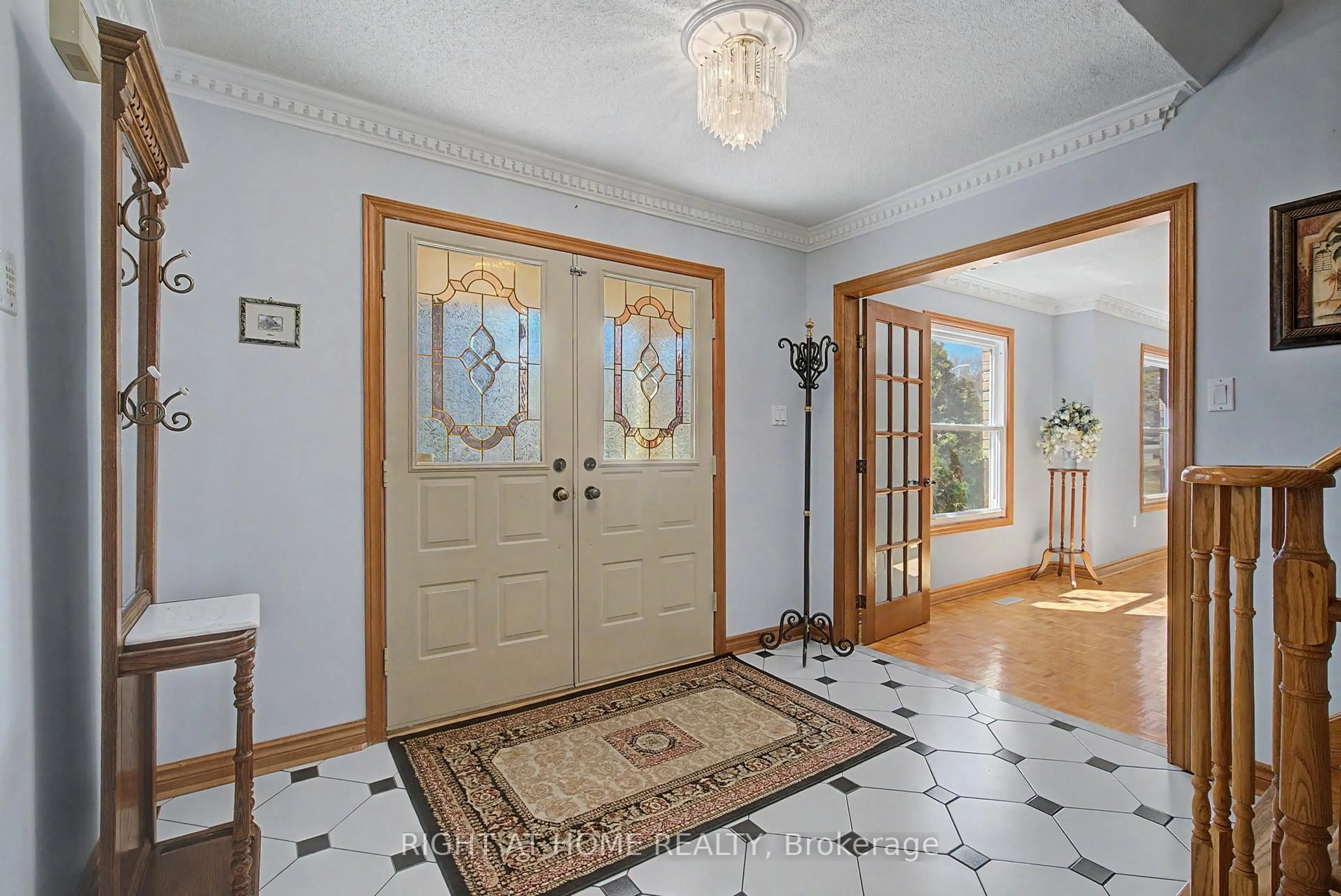 Indoor entryway for 9 Lady Diana Crt, Whitchurch-Stouffville Ontario L4A 2C9