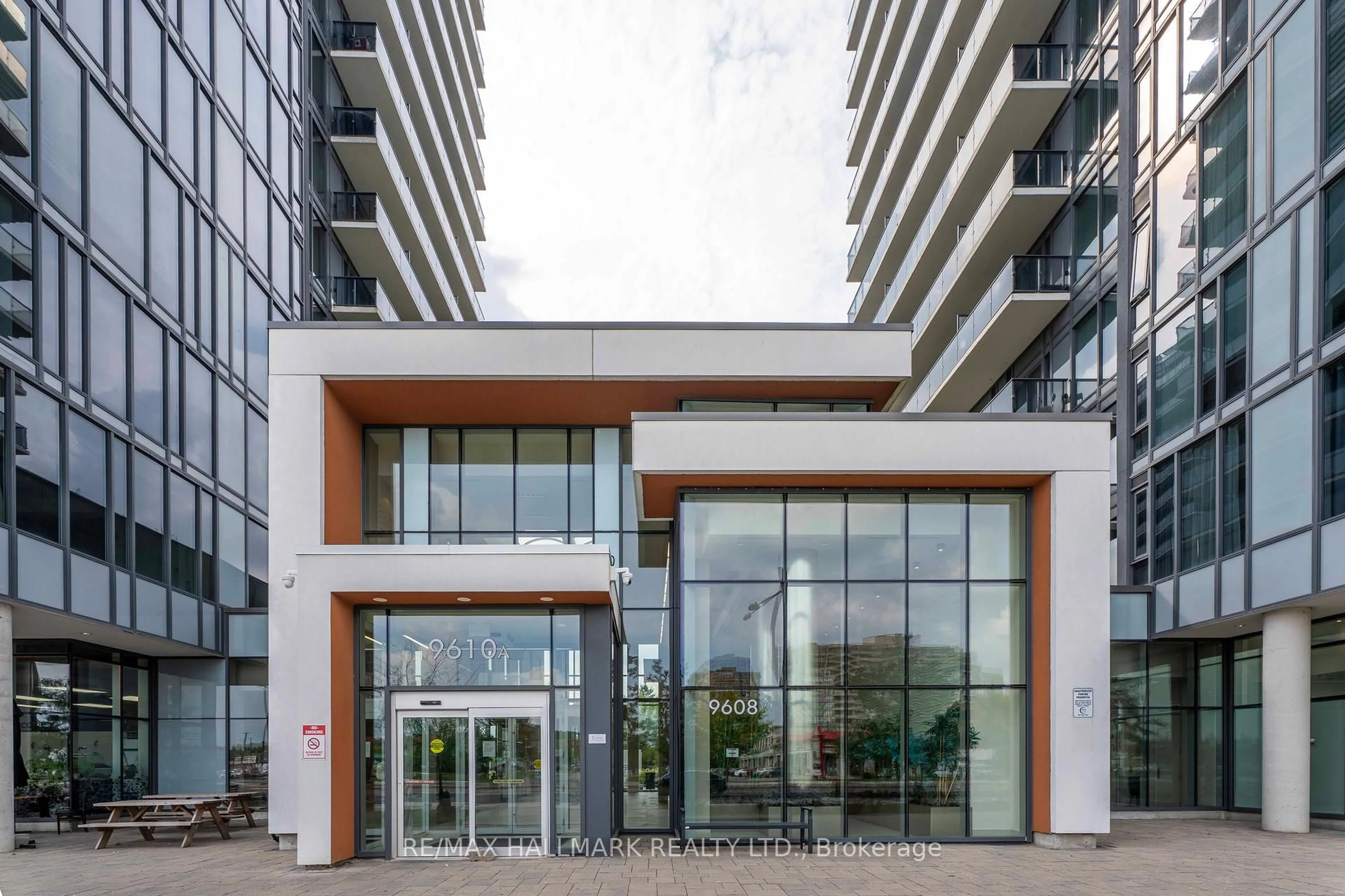 Indoor foyer for 9600 Yonge St #1102, Richmond Hill Ontario L4C 0X3