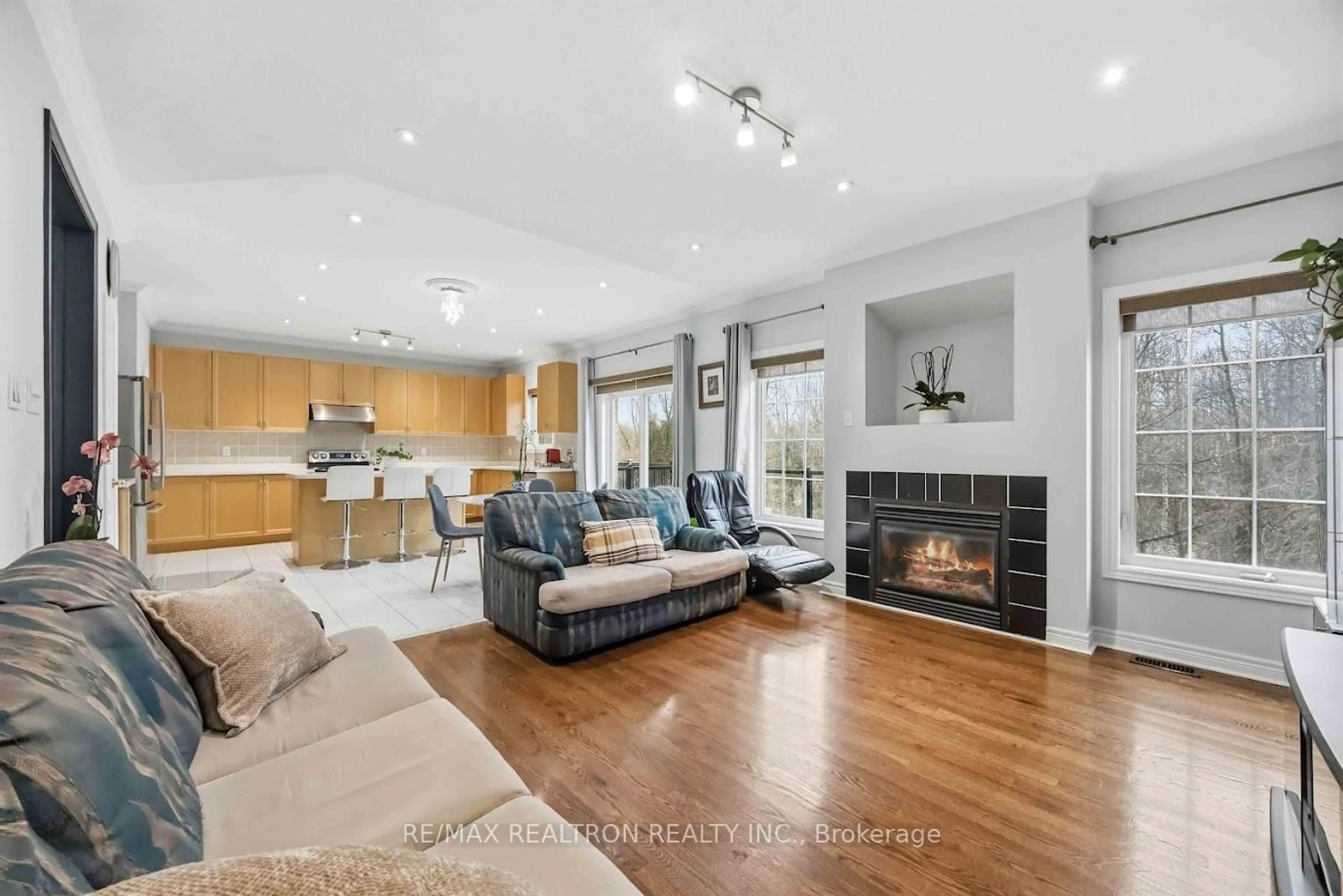 Living room with furniture, unknown for 10 Dovetail Dr, Richmond Hill Ontario L4E 5B1