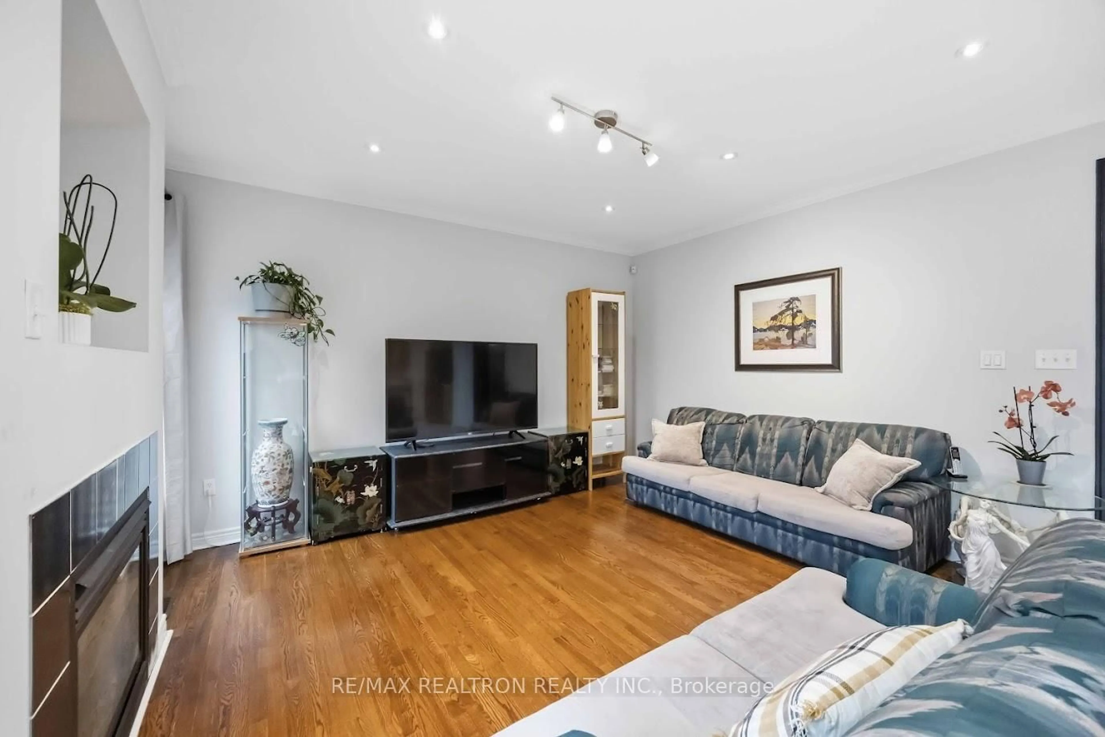 Living room with furniture, unknown for 10 Dovetail Dr, Richmond Hill Ontario L4E 5B1