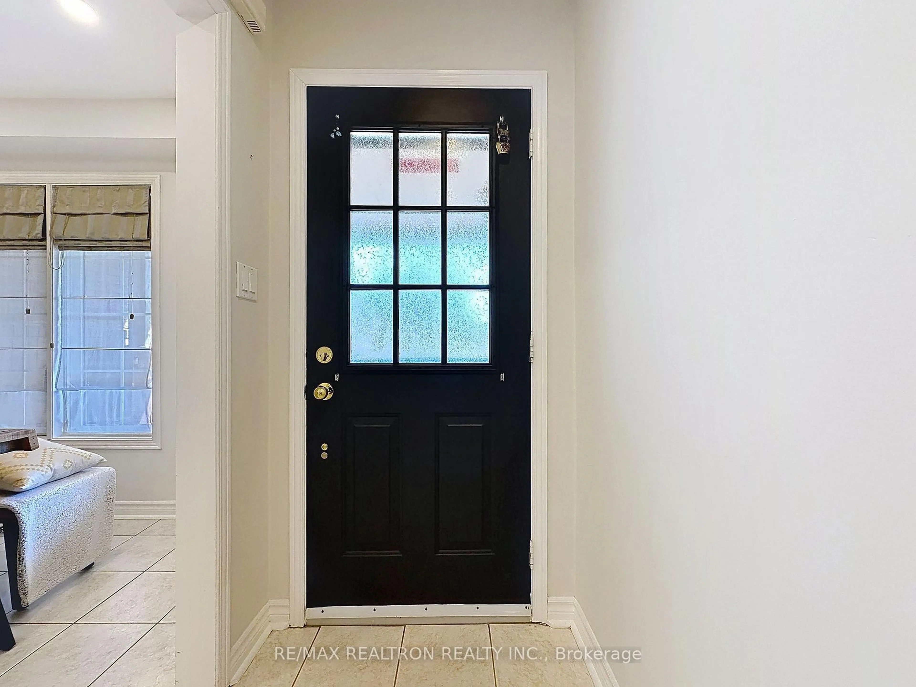 Indoor entryway for 70 Bowler St, Aurora Ontario L4G 7J6