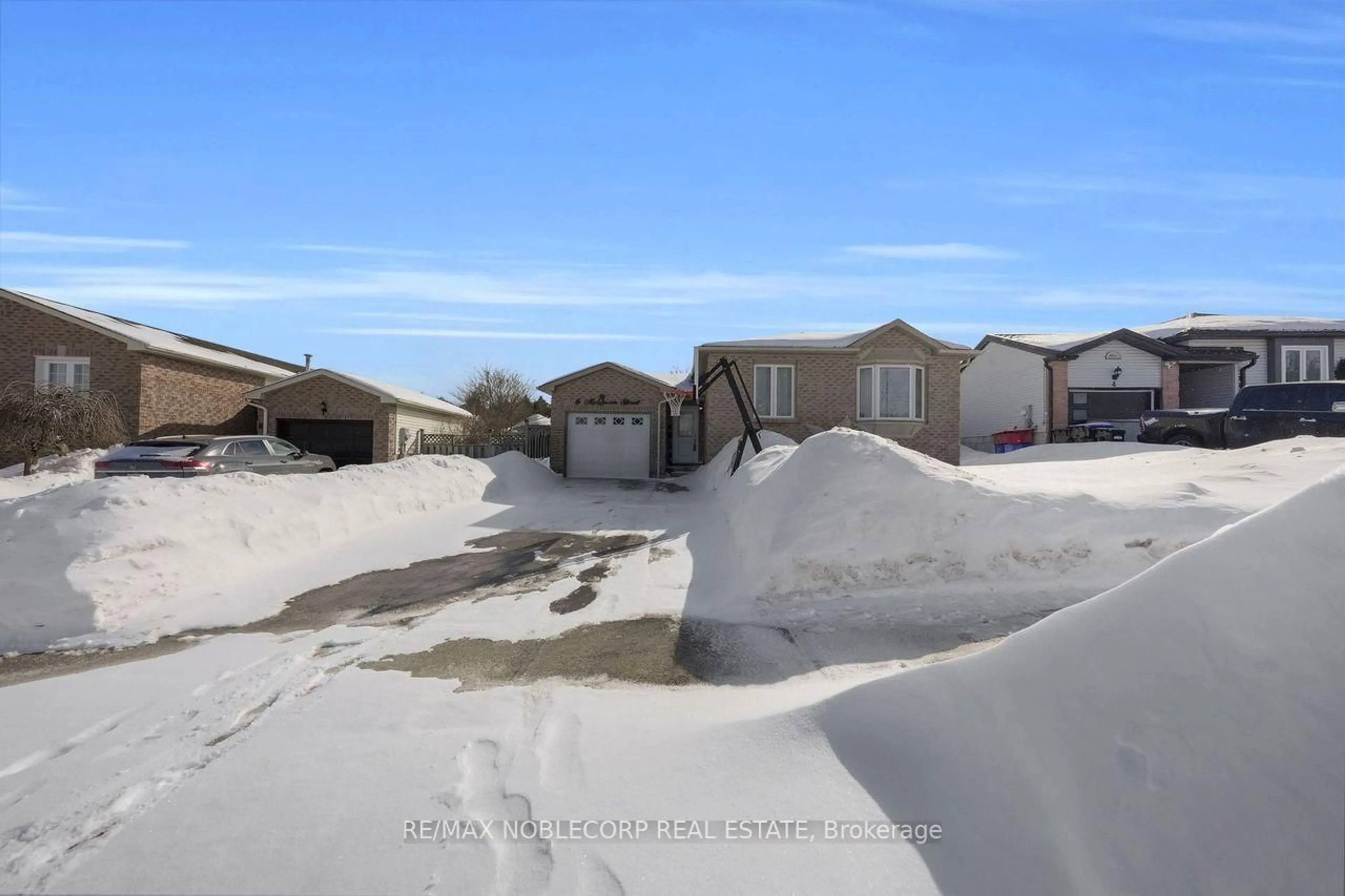 Unknown for 6 McQueen St, Essa Ontario L0M 1B0