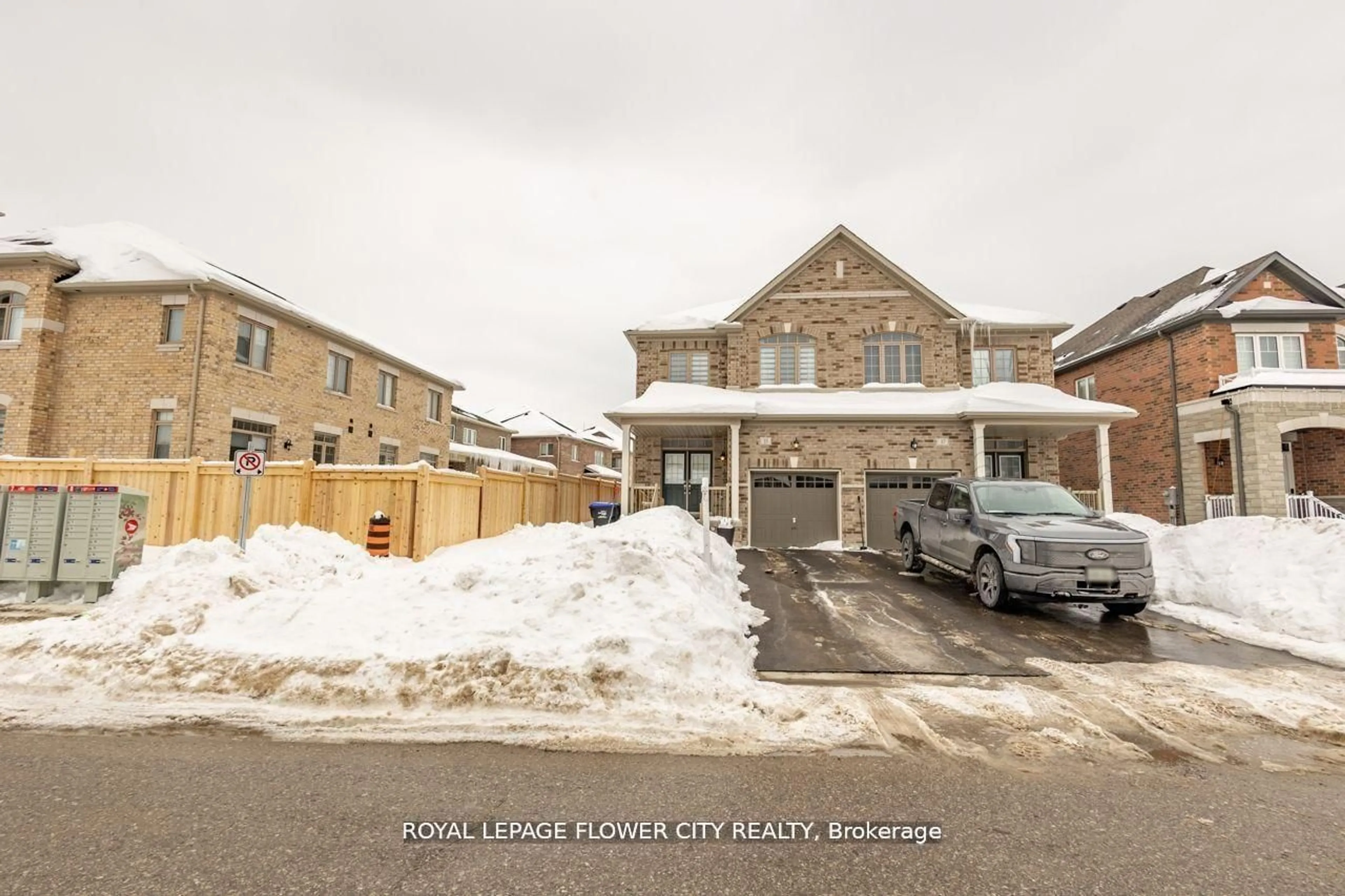 A pic from outside/outdoor area/front of a property/back of a property/a pic from drone, street for 13 Ferragine Cres, Bradford West Gwillimbury Ontario L3Z 2A6