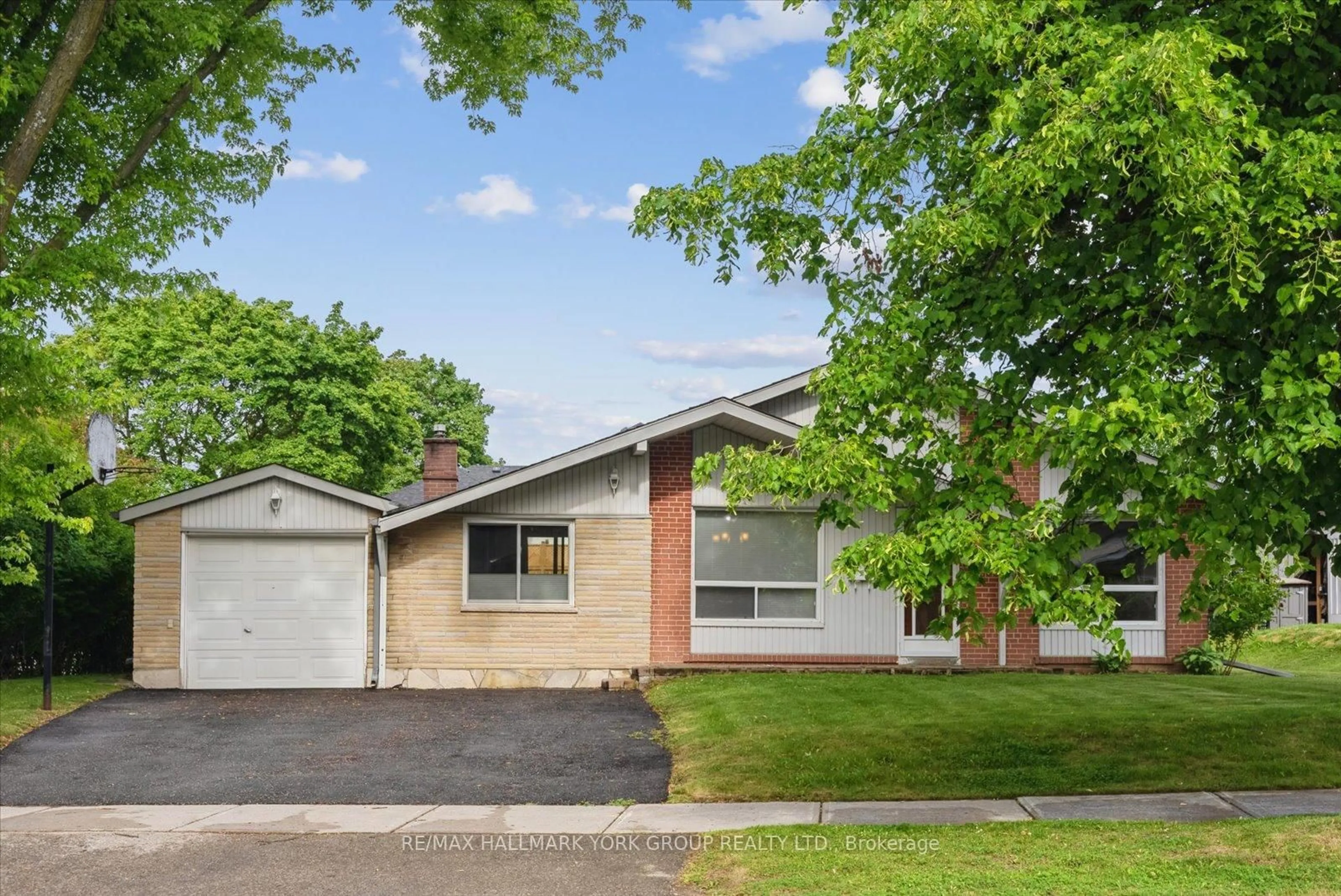 Home with brick exterior material, street for 29 Seaton Dr, Aurora Ontario L4G 2J9