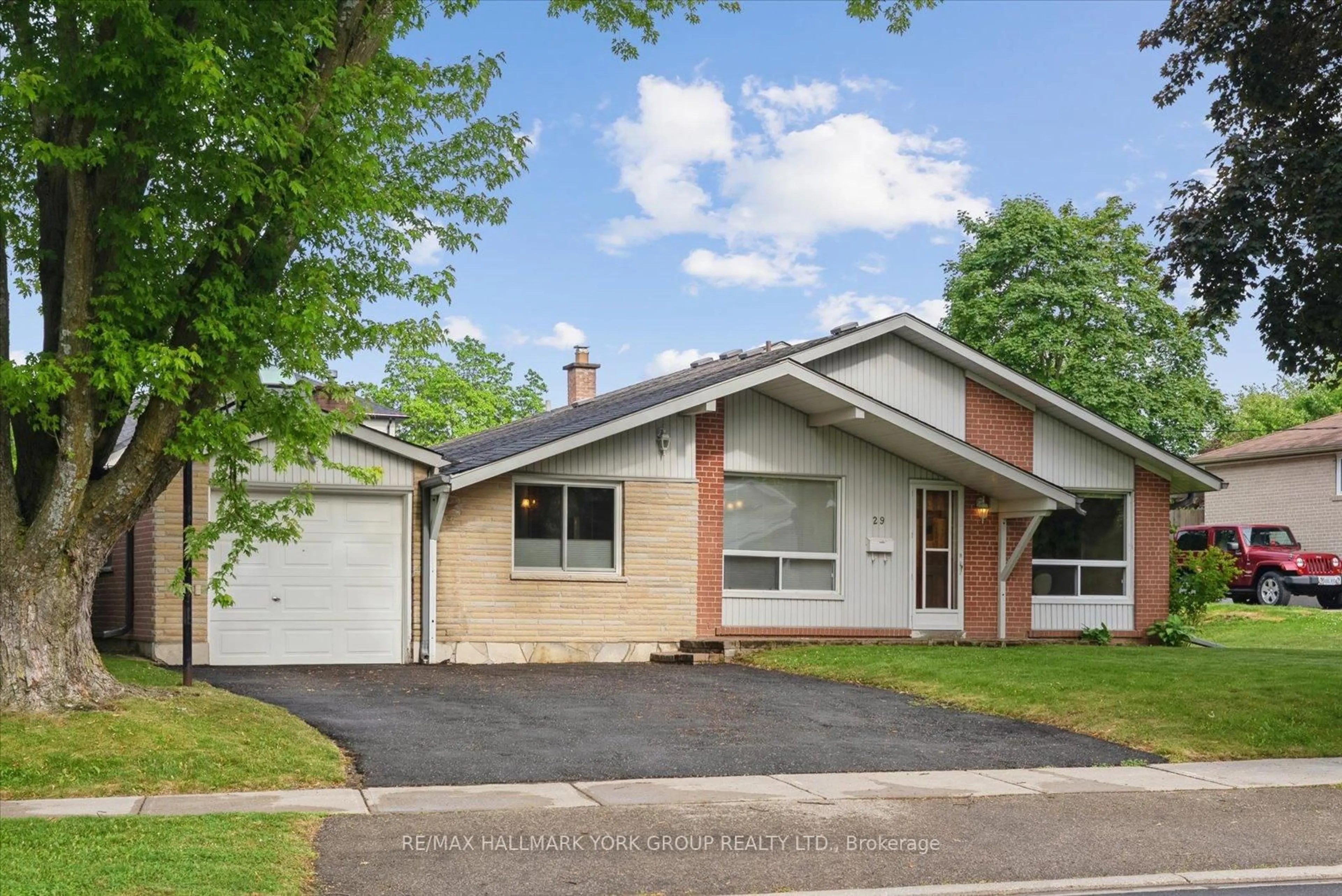 Home with vinyl exterior material, street for 29 Seaton Dr, Aurora Ontario L4G 2J9