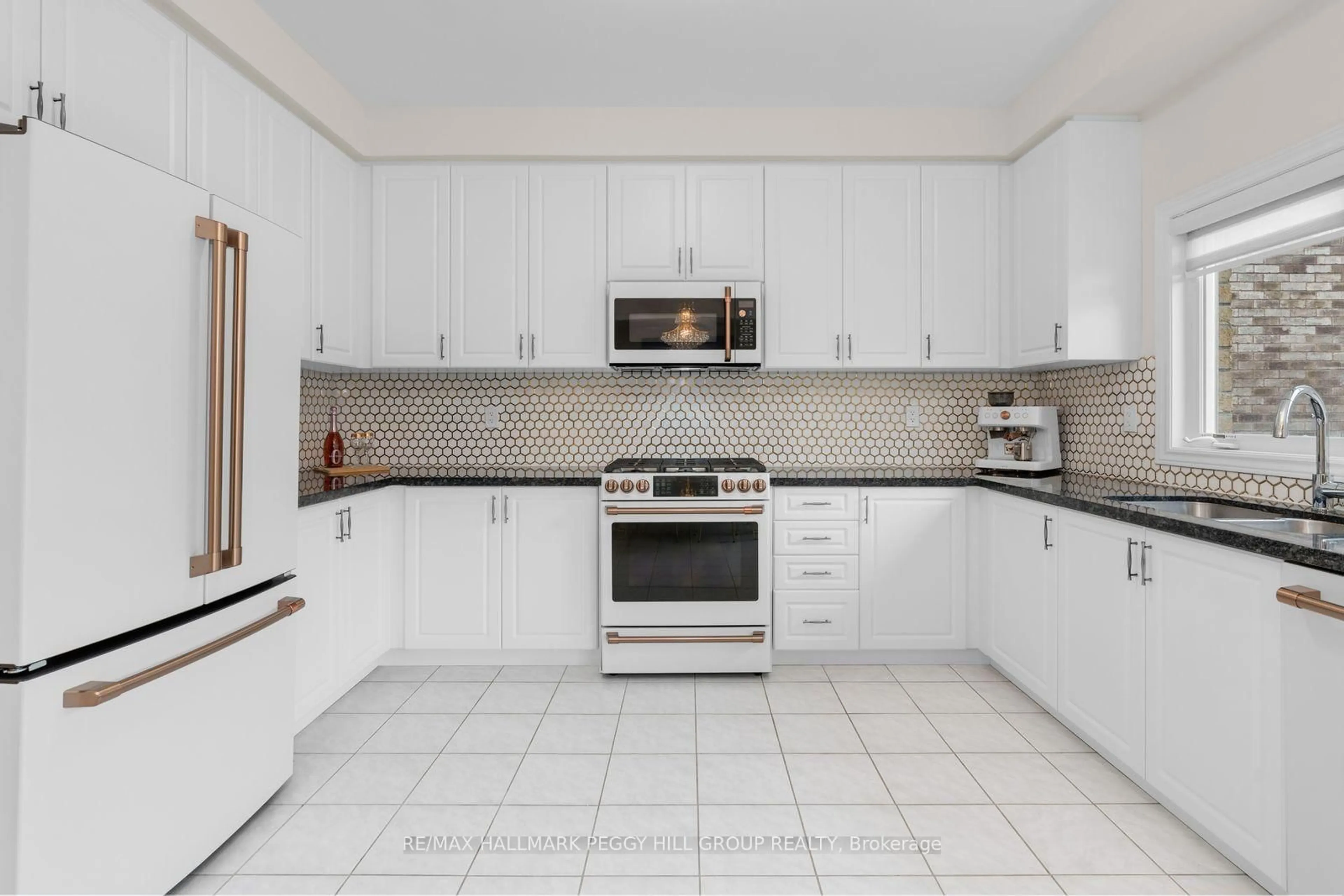 Standard kitchen, ceramic/tile floor for 34 Valleo St, Georgina Ontario L4P 0K1