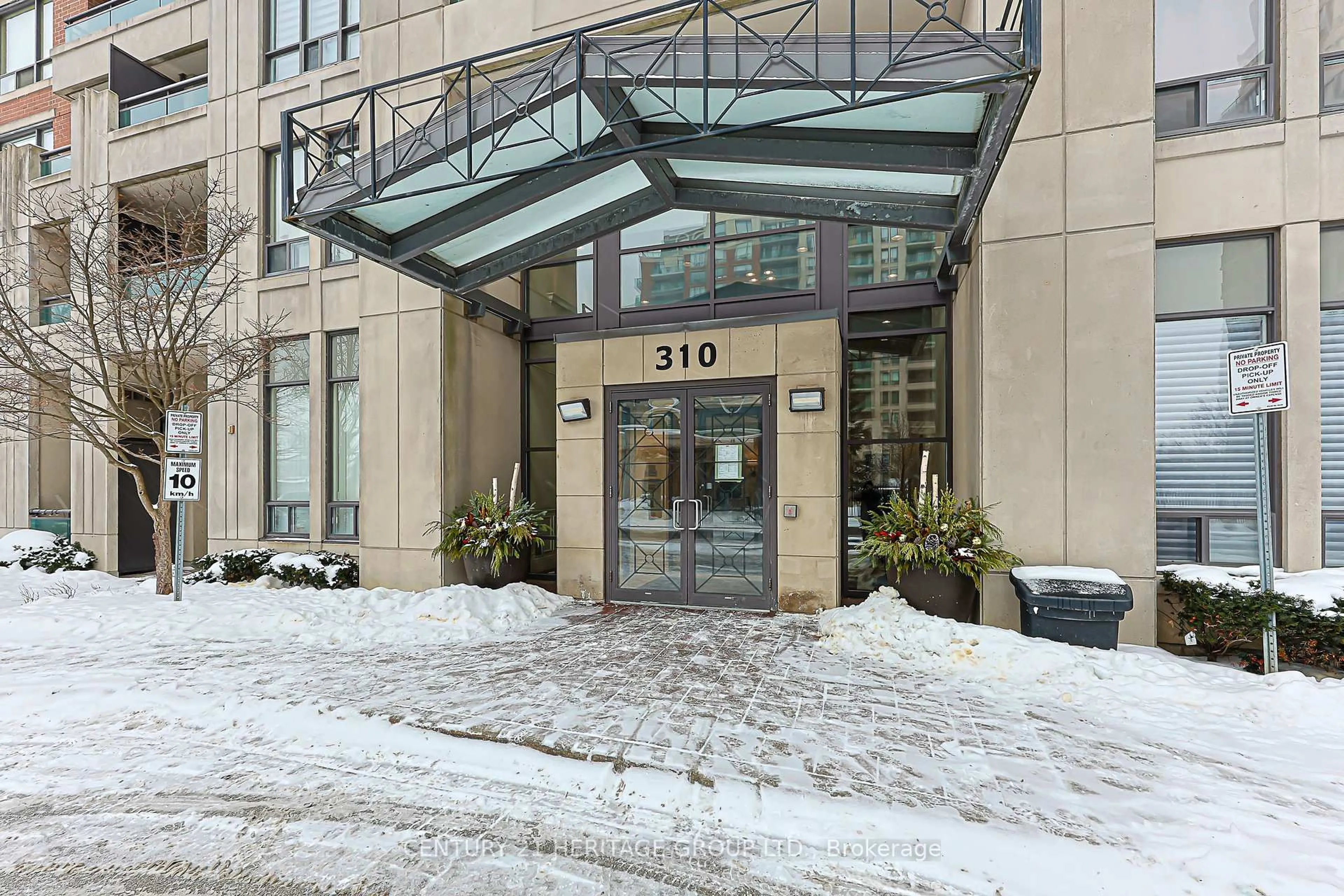 Indoor foyer for 310 Red Maple Rd #211, Richmond Hill Ontario L4C 0T7