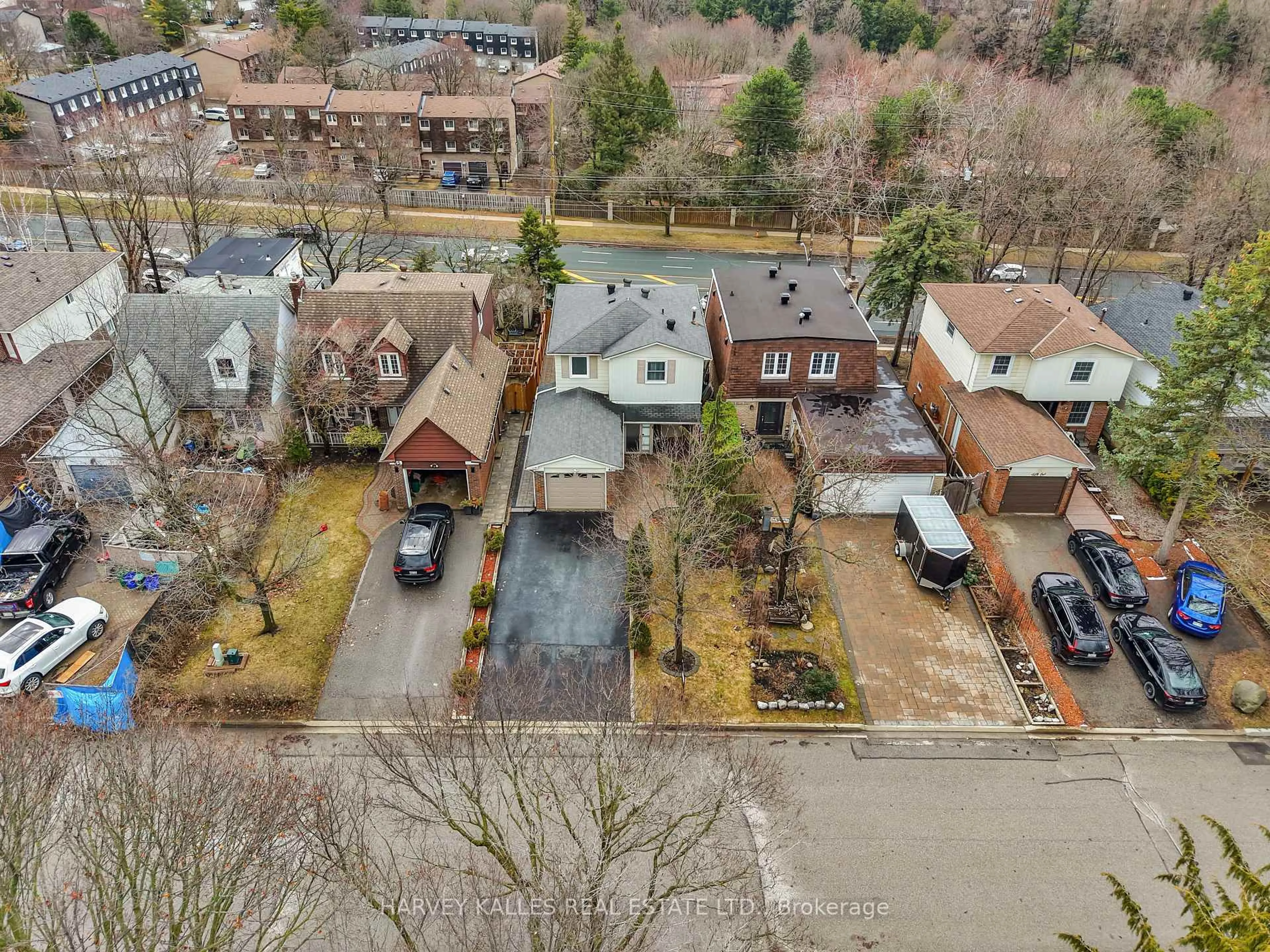 A pic from outside/outdoor area/front of a property/back of a property/a pic from drone, street for 47 Aberfeldy Cres, Markham Ontario L3T 4C1