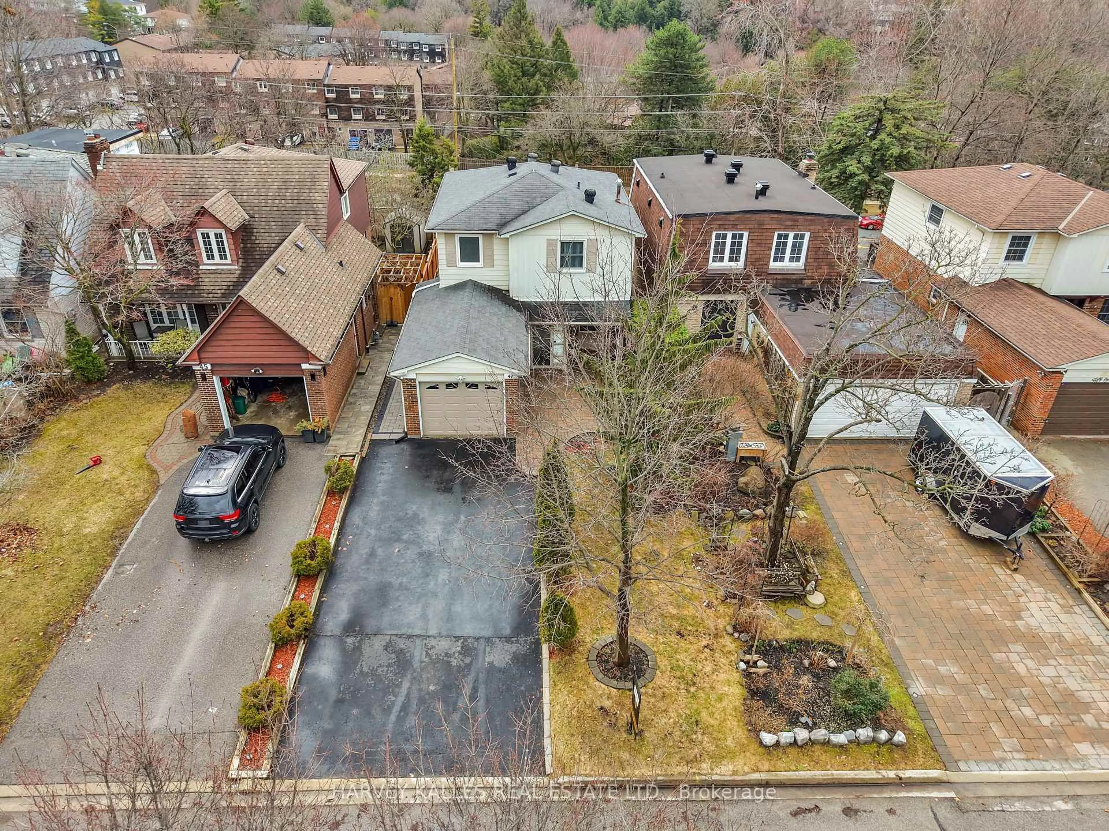 A pic from outside/outdoor area/front of a property/back of a property/a pic from drone, street for 47 Aberfeldy Cres, Markham Ontario L3T 4C1