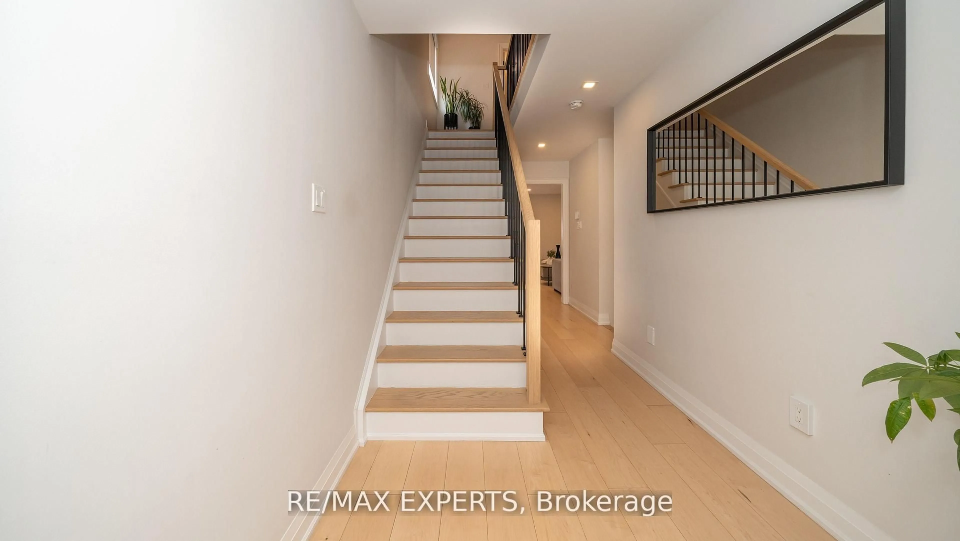 Indoor foyer for 111 Argento Cres, Vaughan Ontario L4H 0B6