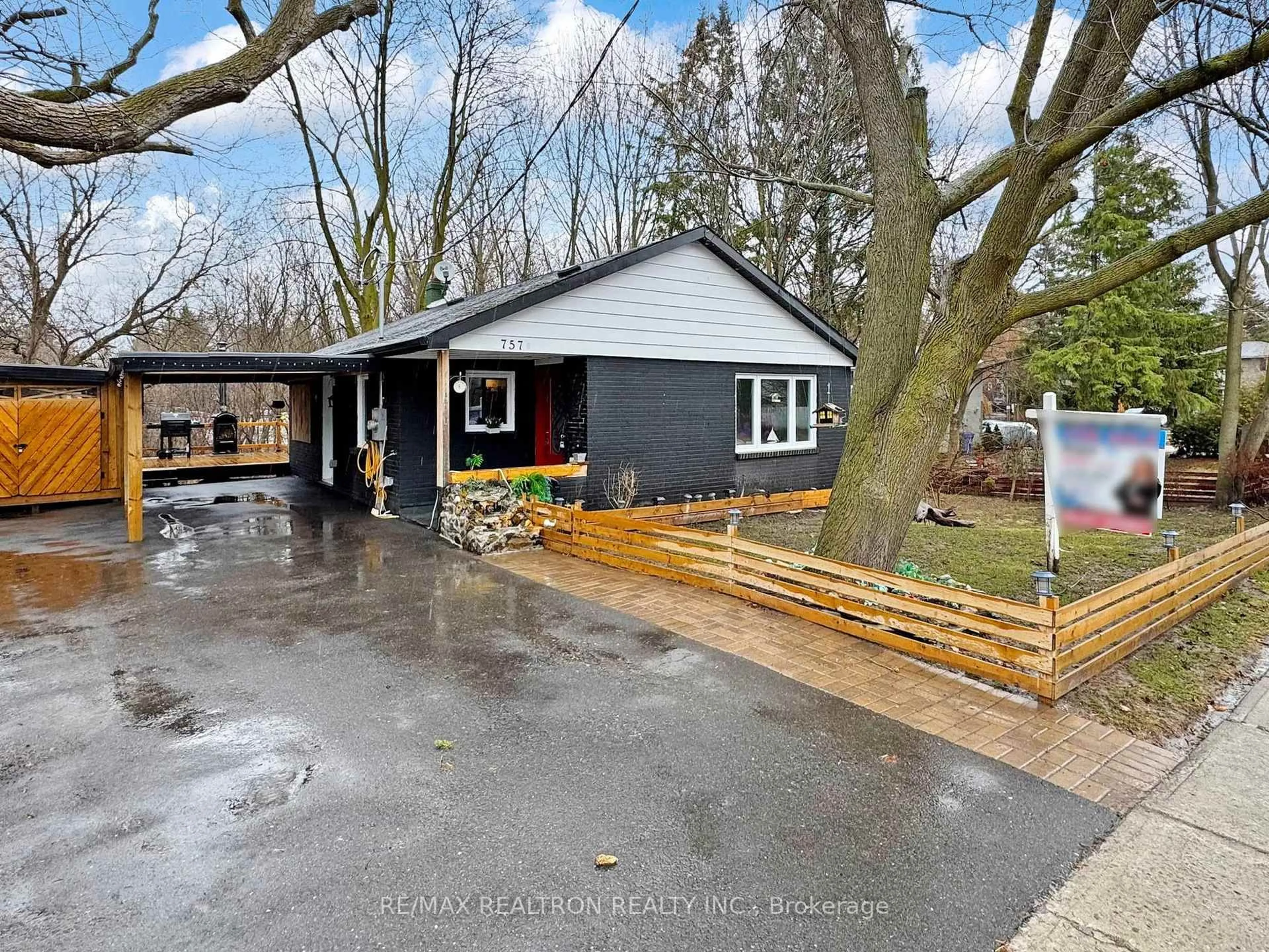 A pic from outside/outdoor area/front of a property/back of a property/a pic from drone, street for 757 Srigley St, Newmarket Ontario L3Y 1X6