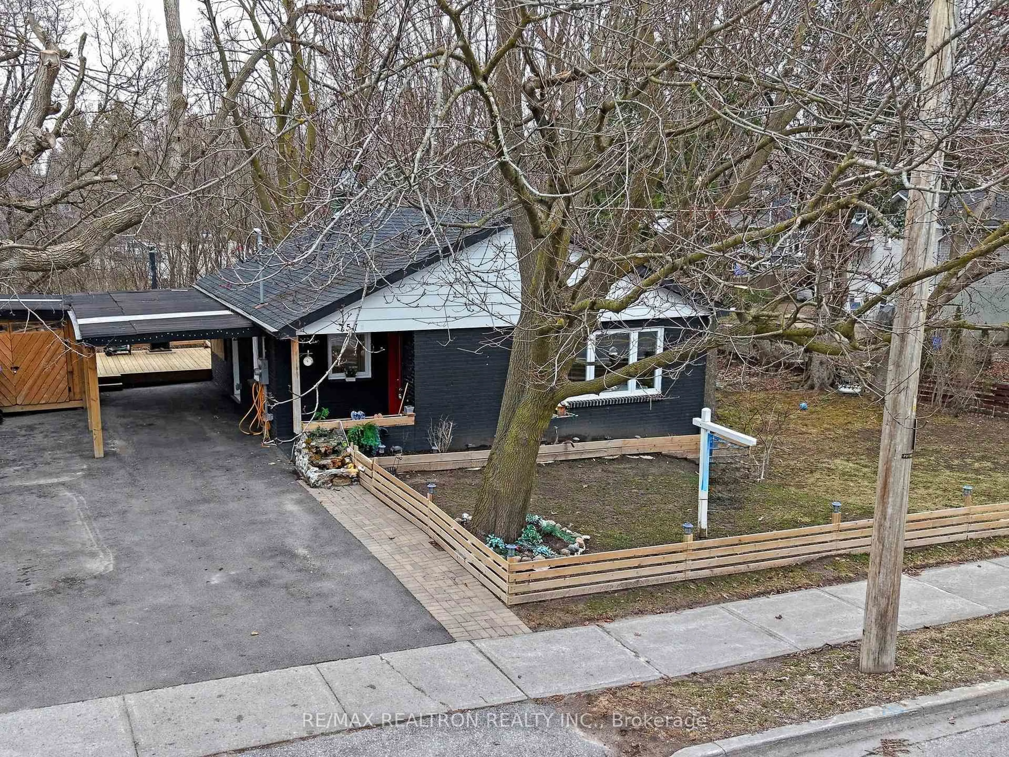 A pic from outside/outdoor area/front of a property/back of a property/a pic from drone, street for 757 Srigley St, Newmarket Ontario L3Y 1X6