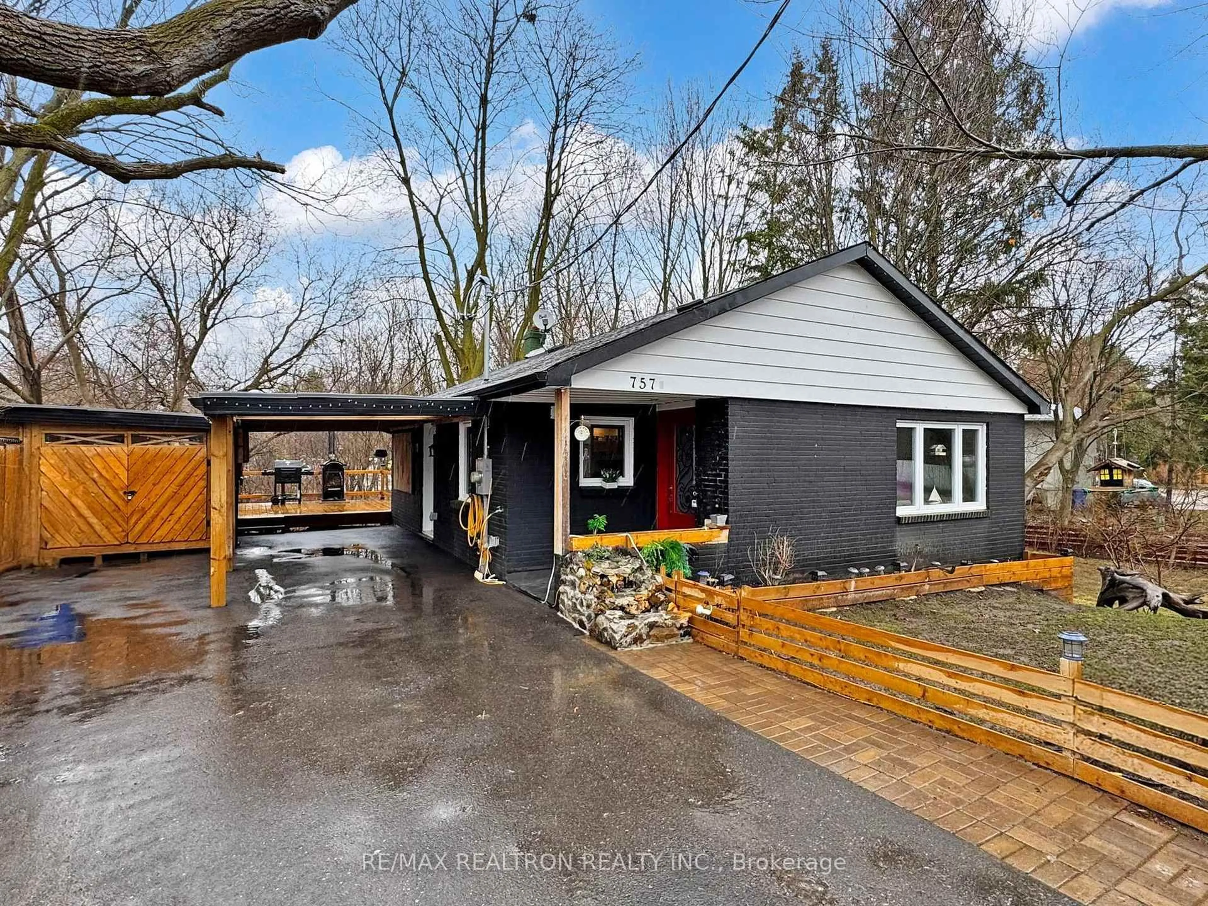 Home with vinyl exterior material, street for 757 Srigley St, Newmarket Ontario L3Y 1X6