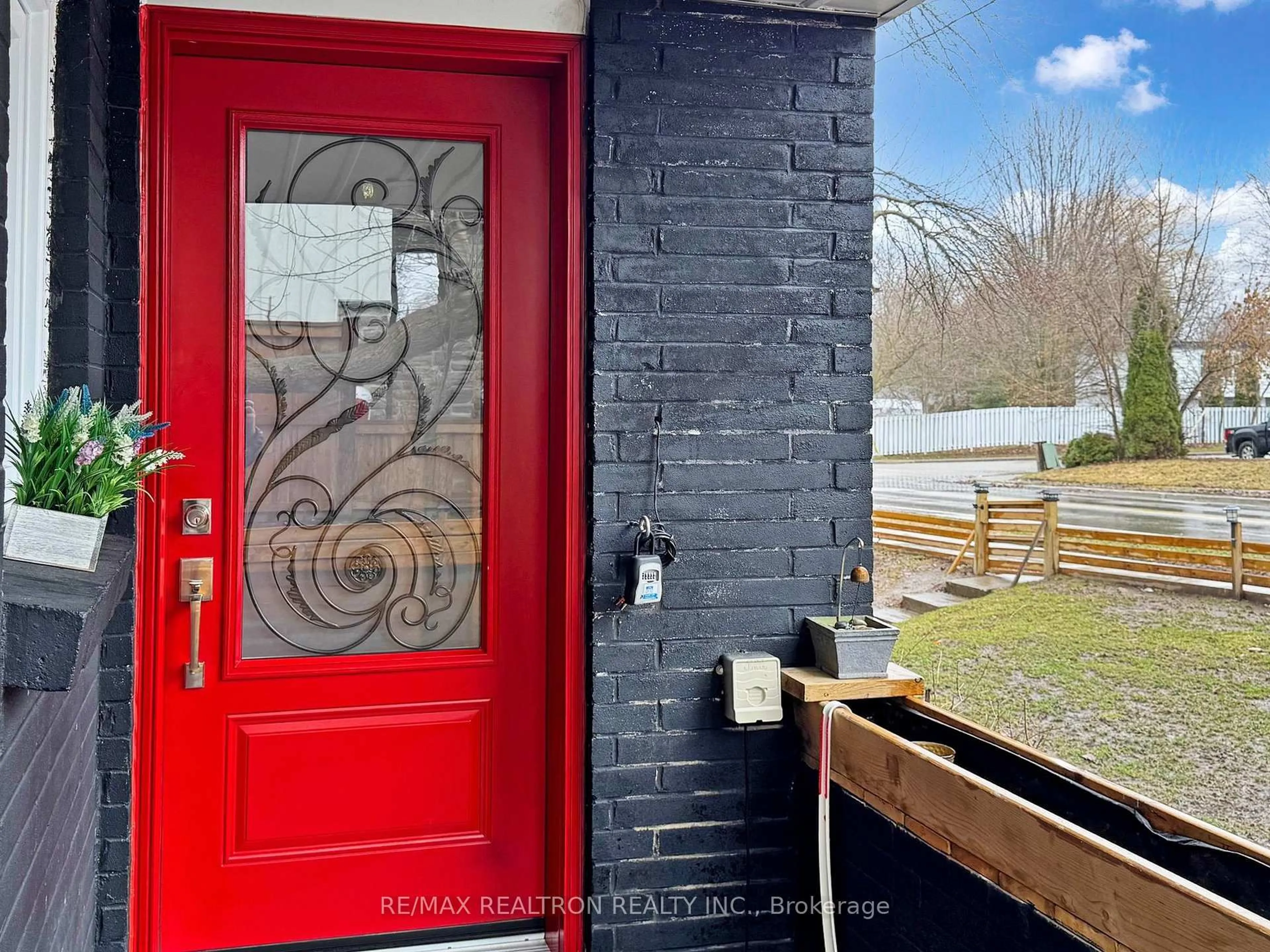Indoor entryway for 757 Srigley St, Newmarket Ontario L3Y 1X6