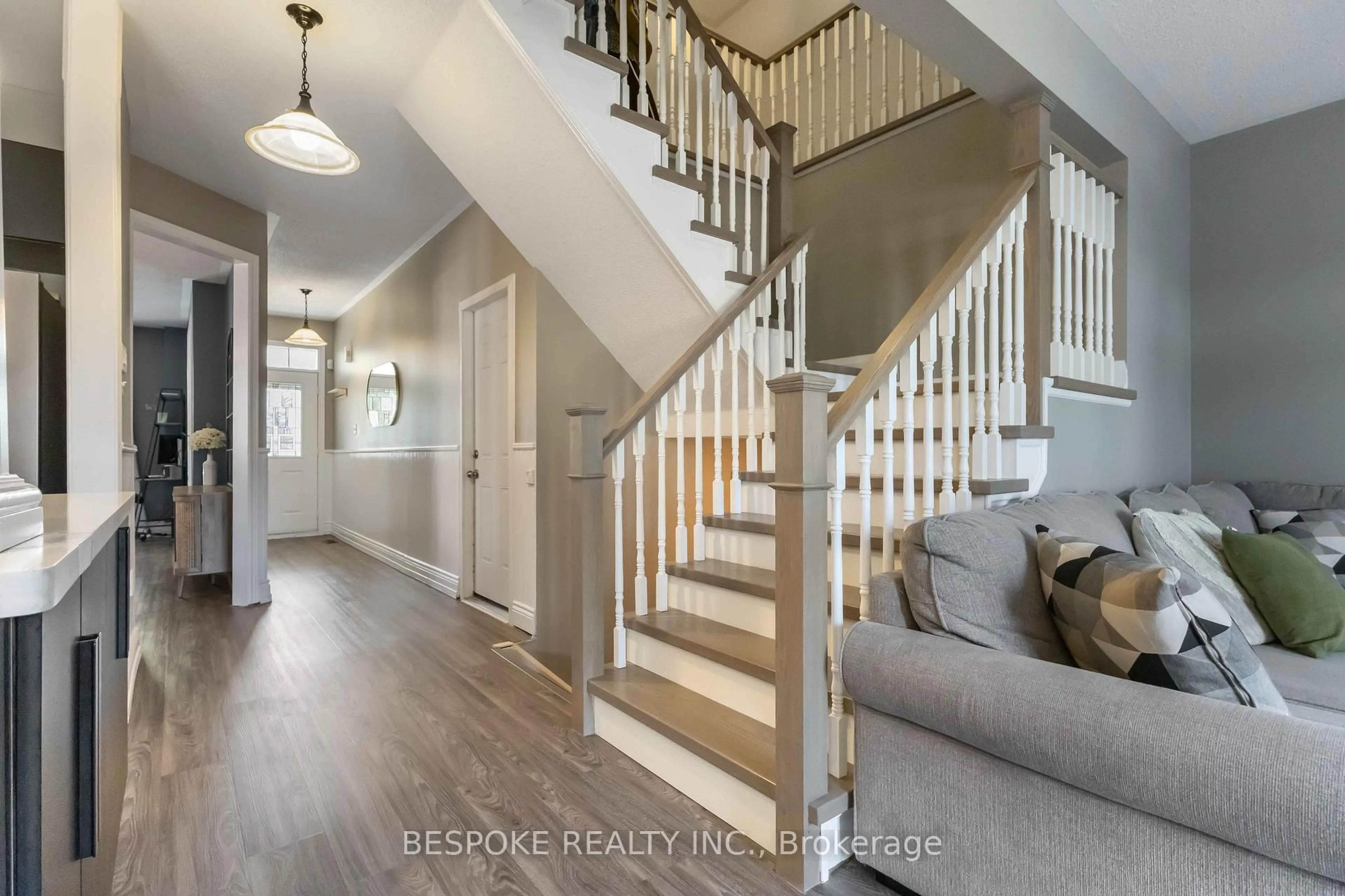 Indoor entryway for 163 Glasgow Cres, Georgina Ontario L4P 4A9