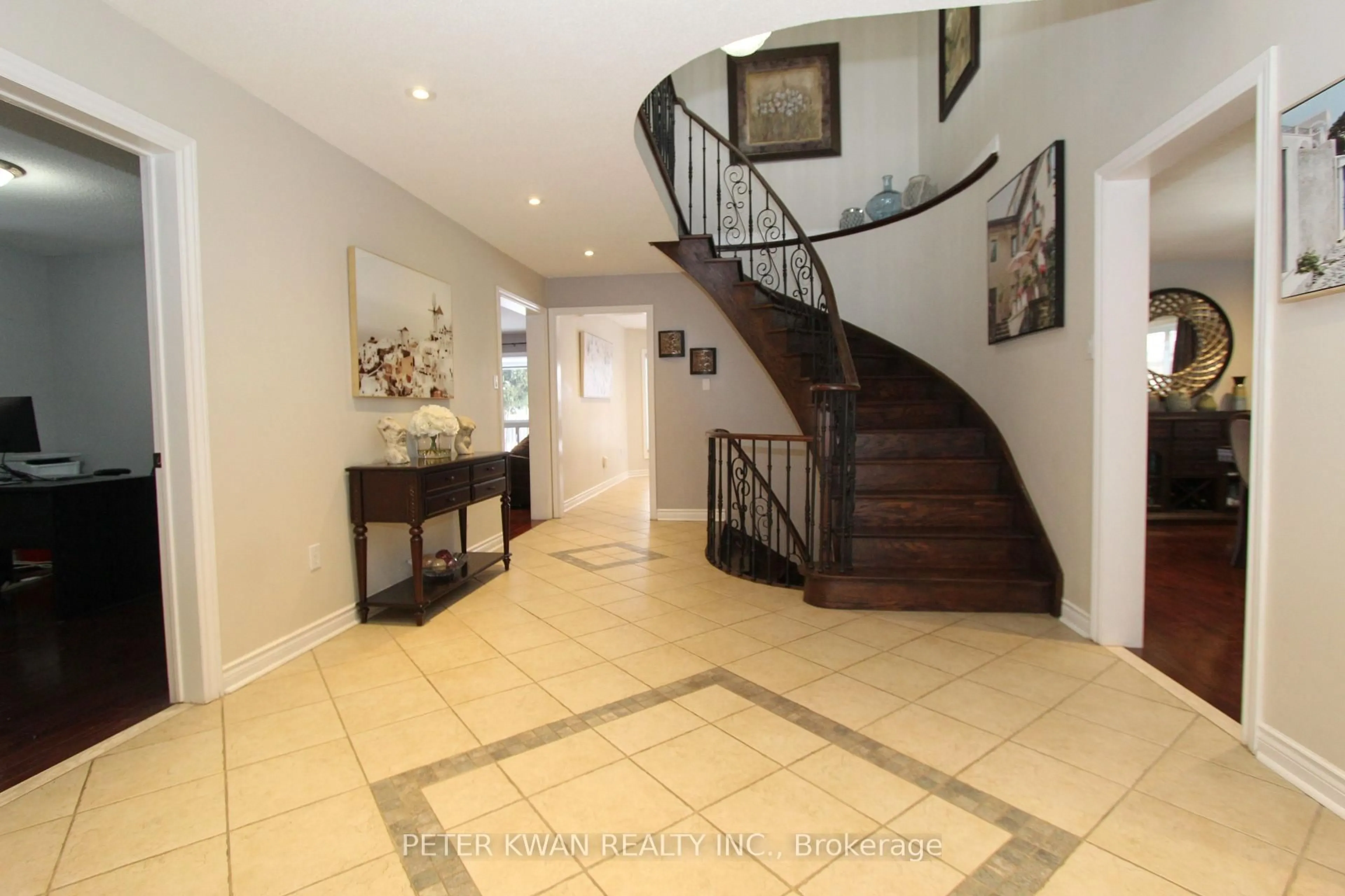 Indoor foyer for 20 Saratoga Rd, Markham Ontario L3P 7J2
