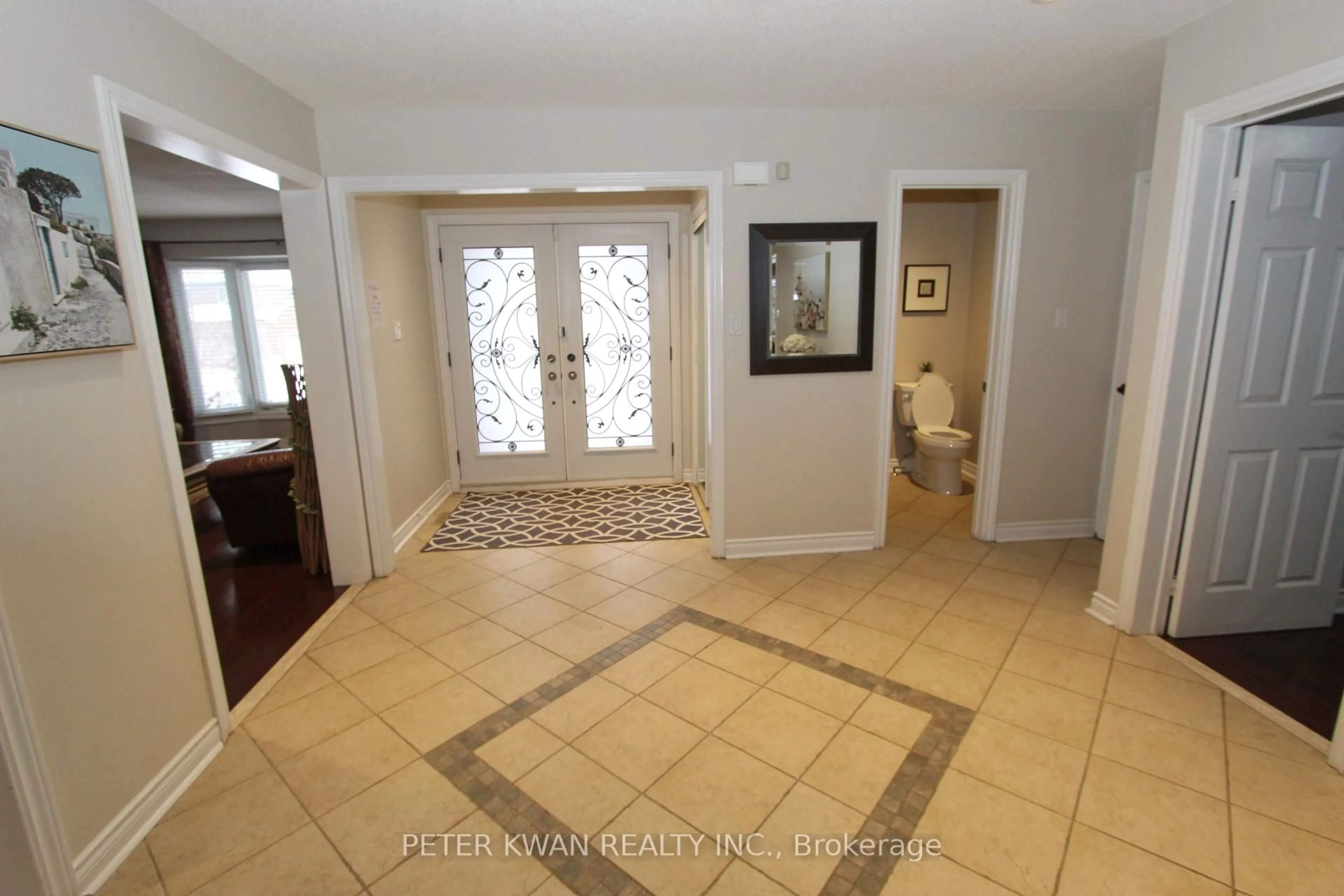 Indoor entryway for 20 Saratoga Rd, Markham Ontario L3P 7J2