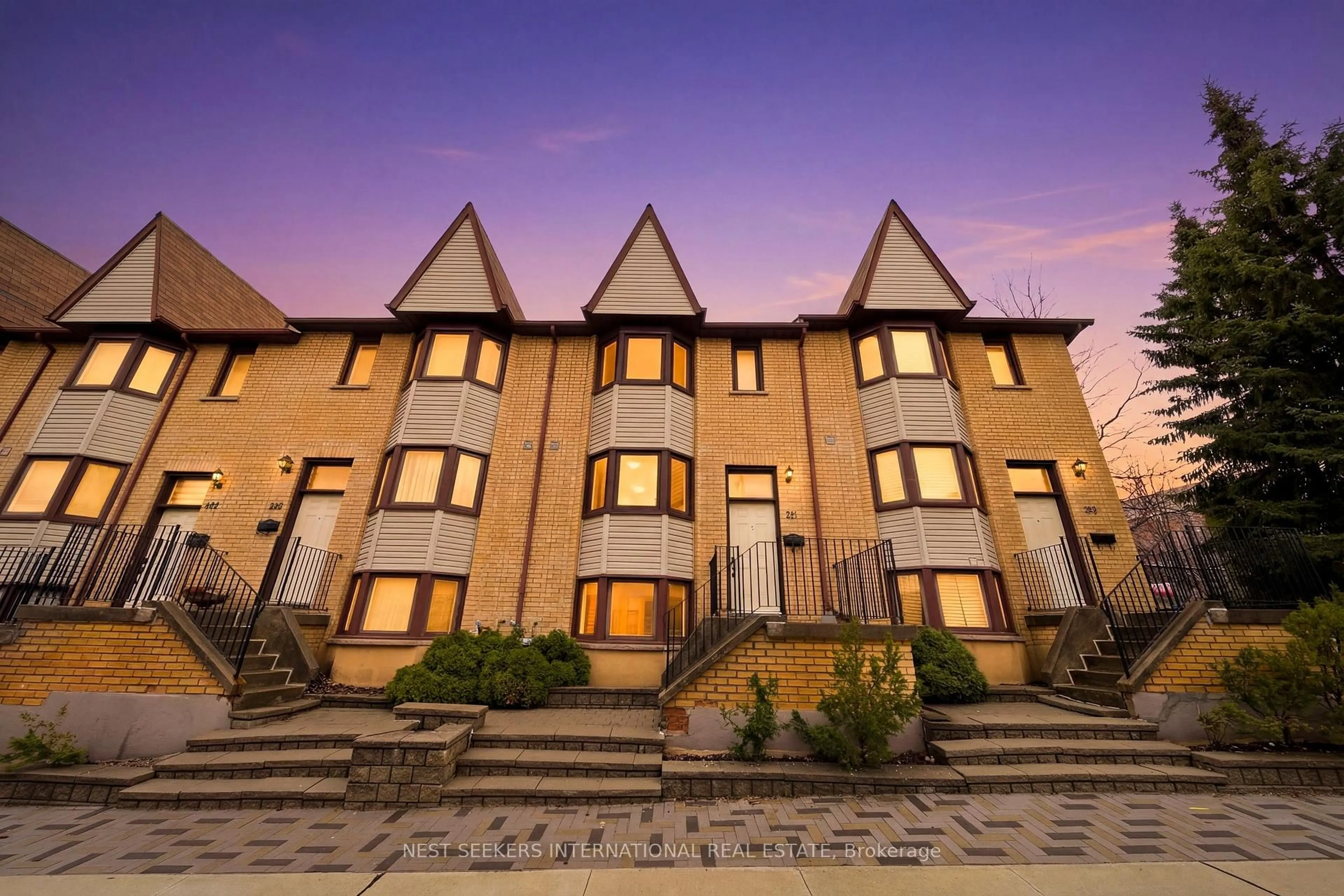 Patio, building for 217 Woodbridge Ave #1, Vaughan Ontario L4L 2T1