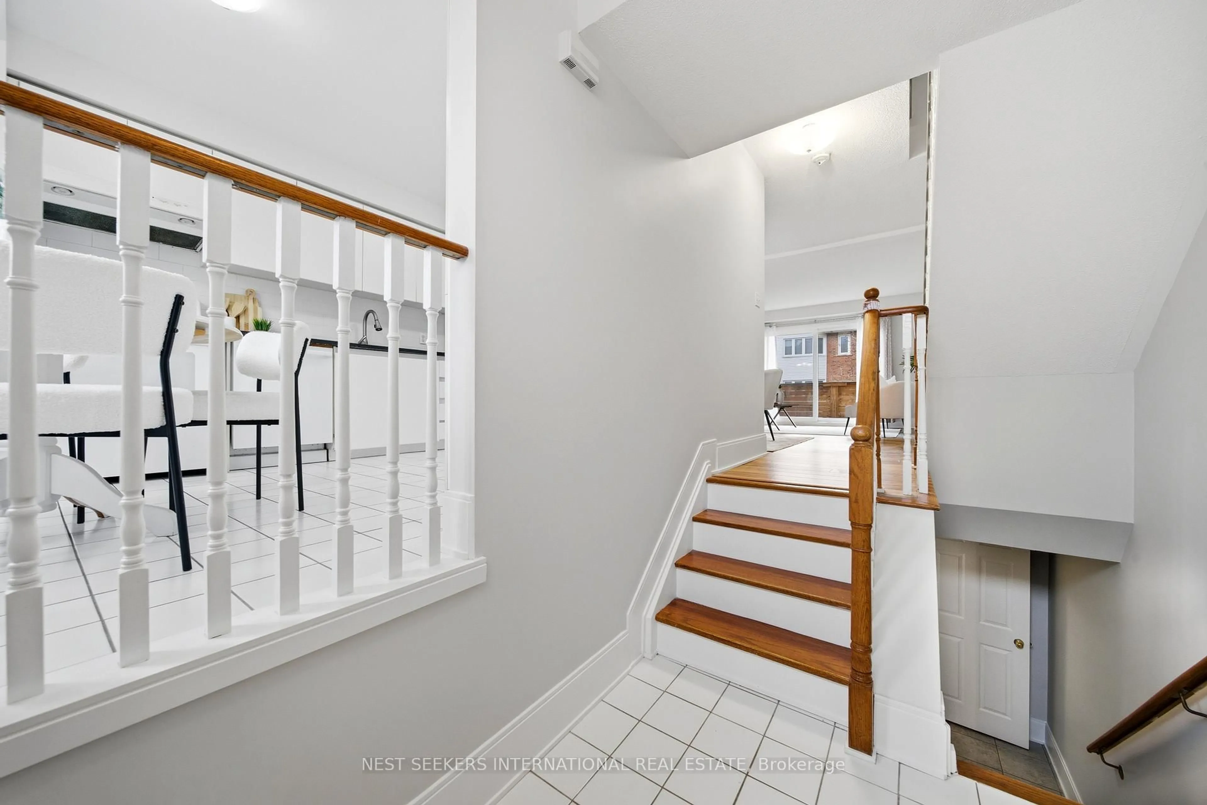 Indoor foyer for 217 Woodbridge Ave #1, Vaughan Ontario L4L 2T1