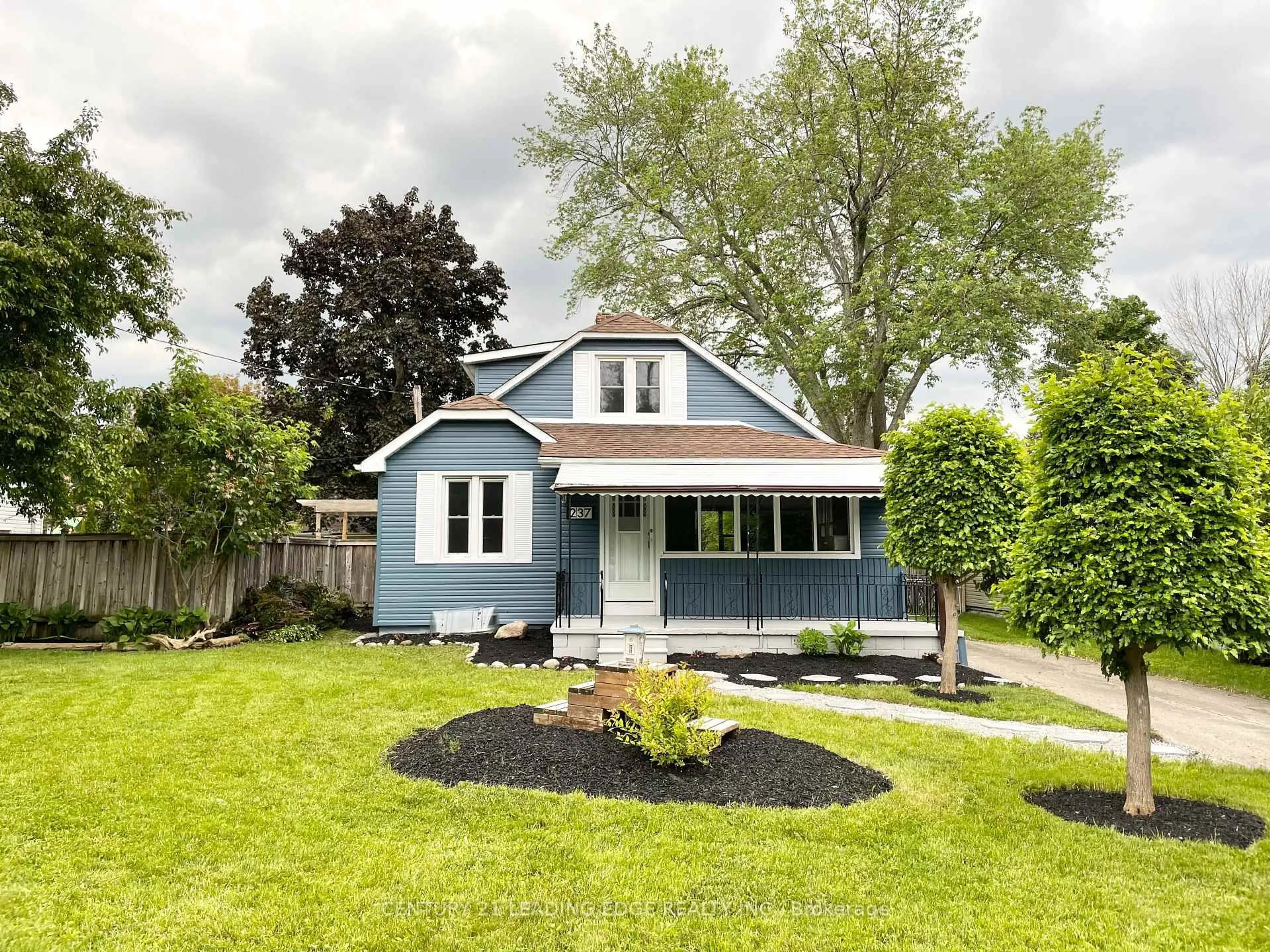 Home with vinyl exterior material, street for 237 Boyers Rd, Georgina Ontario L4P 3C8