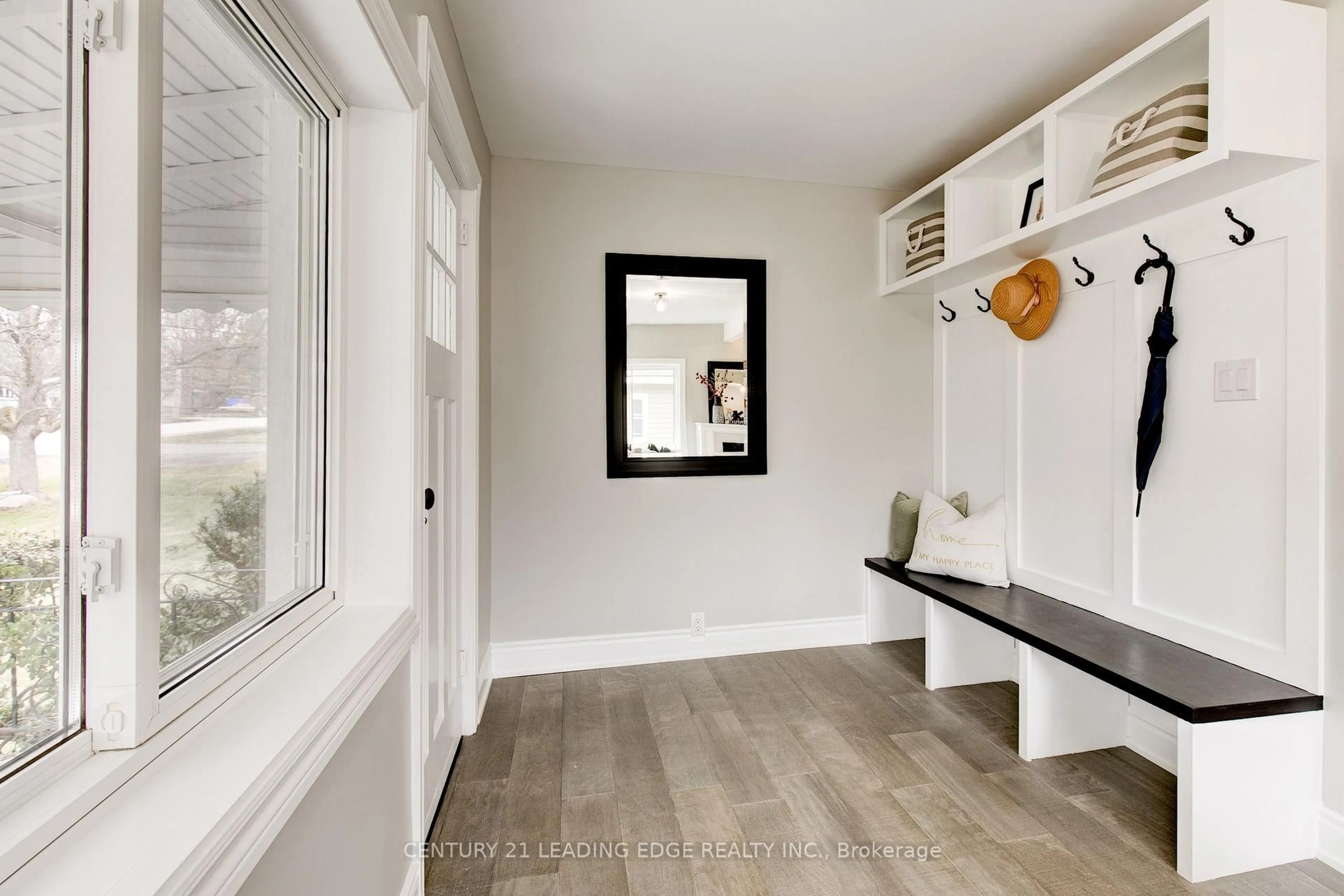 Indoor entryway for 237 Boyers Rd, Georgina Ontario L4P 3C8