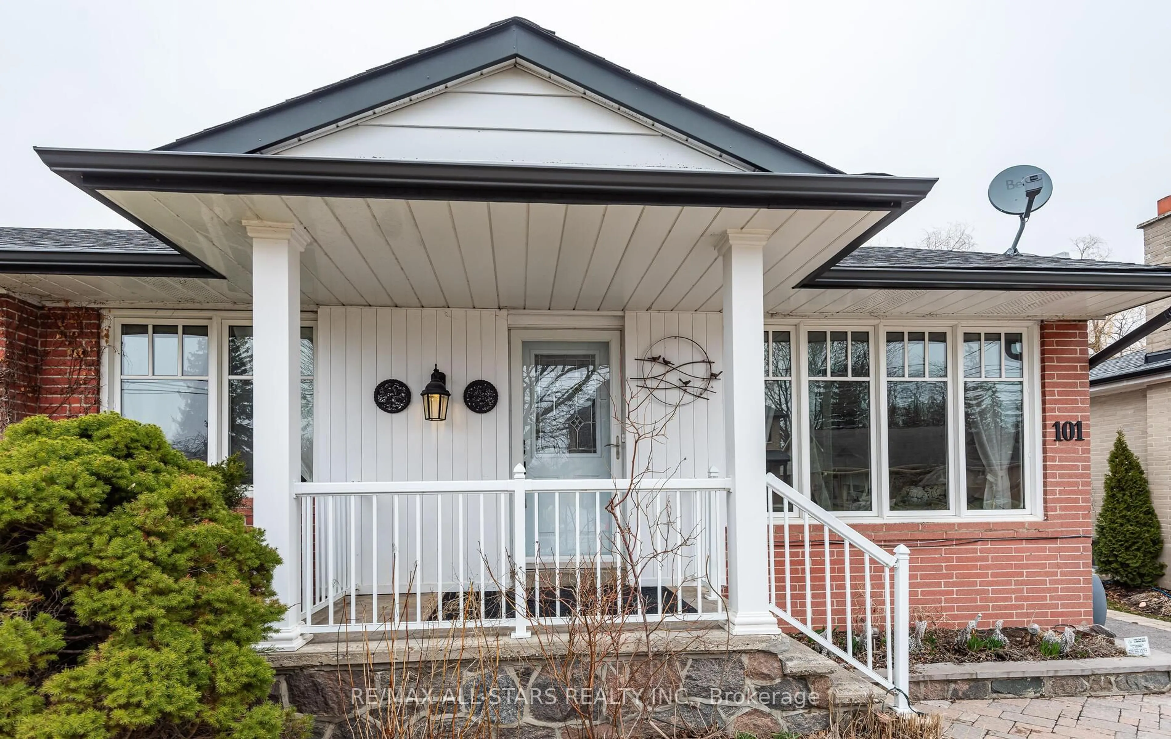 Home with vinyl exterior material, street for 101 Hawthorn Ave, Whitchurch-Stouffville Ontario L4A 4T1