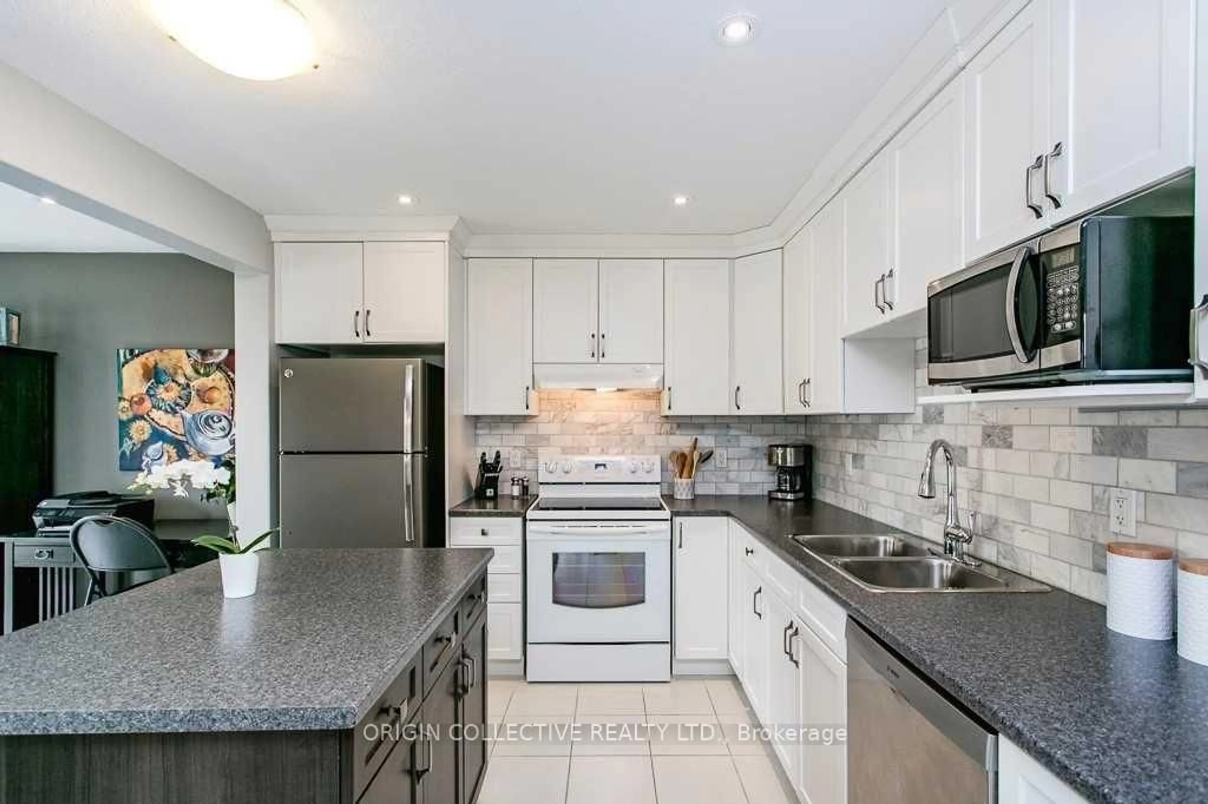 Open concept kitchen, ceramic/tile floor for 187 Hutchinson Dr, New Tecumseth, New Tecumseth Ontario L9R 0P6