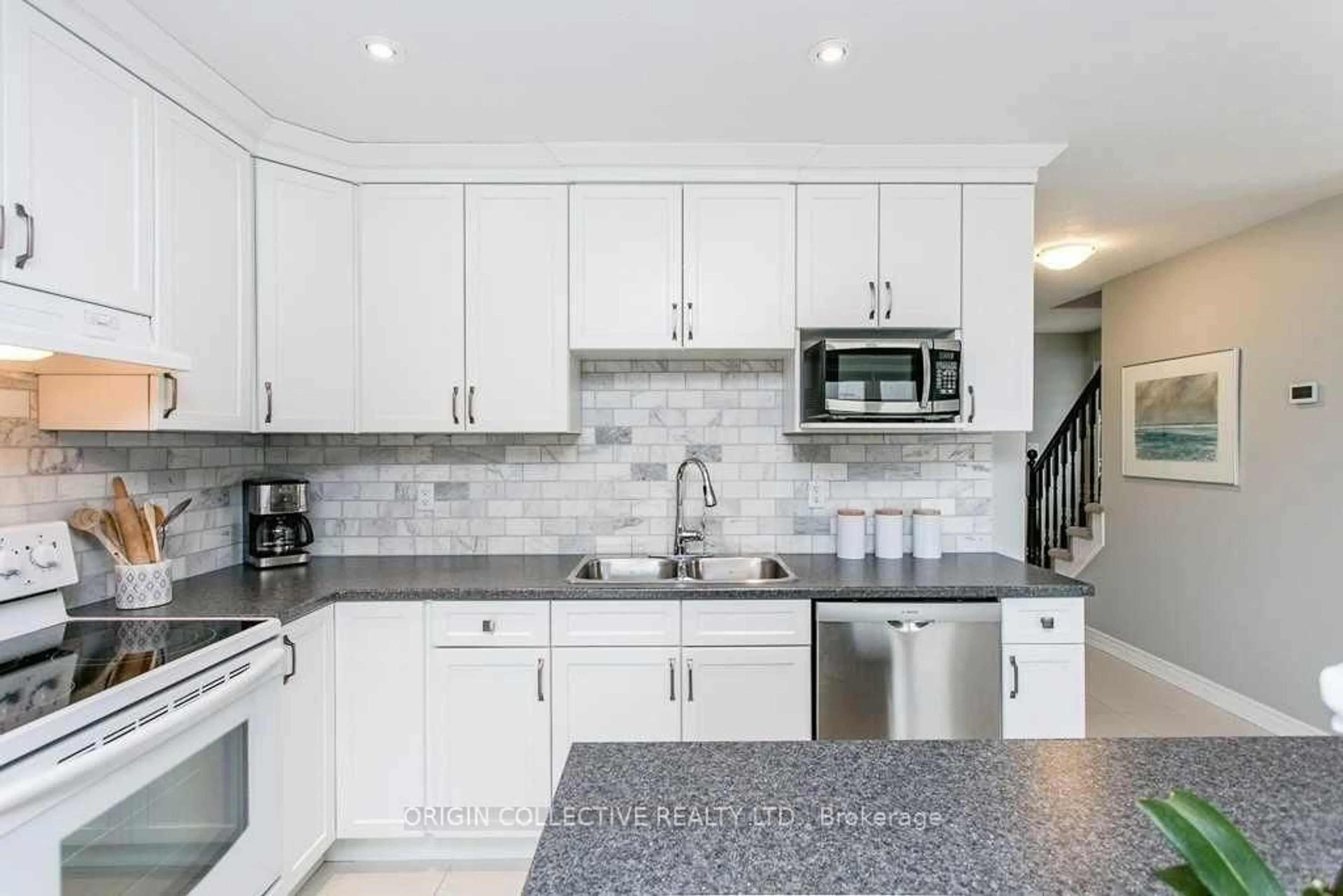 Open concept kitchen, ceramic/tile floor for 187 Hutchinson Dr, New Tecumseth, New Tecumseth Ontario L9R 0P6