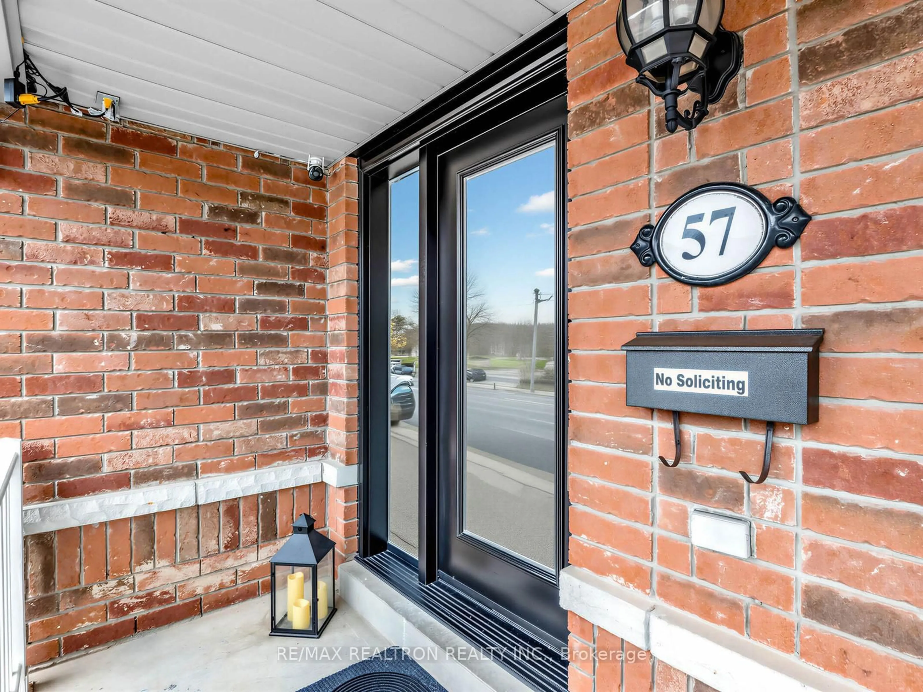 Indoor entryway for 57 Skipton Tr, Aurora Ontario L4G 7R3