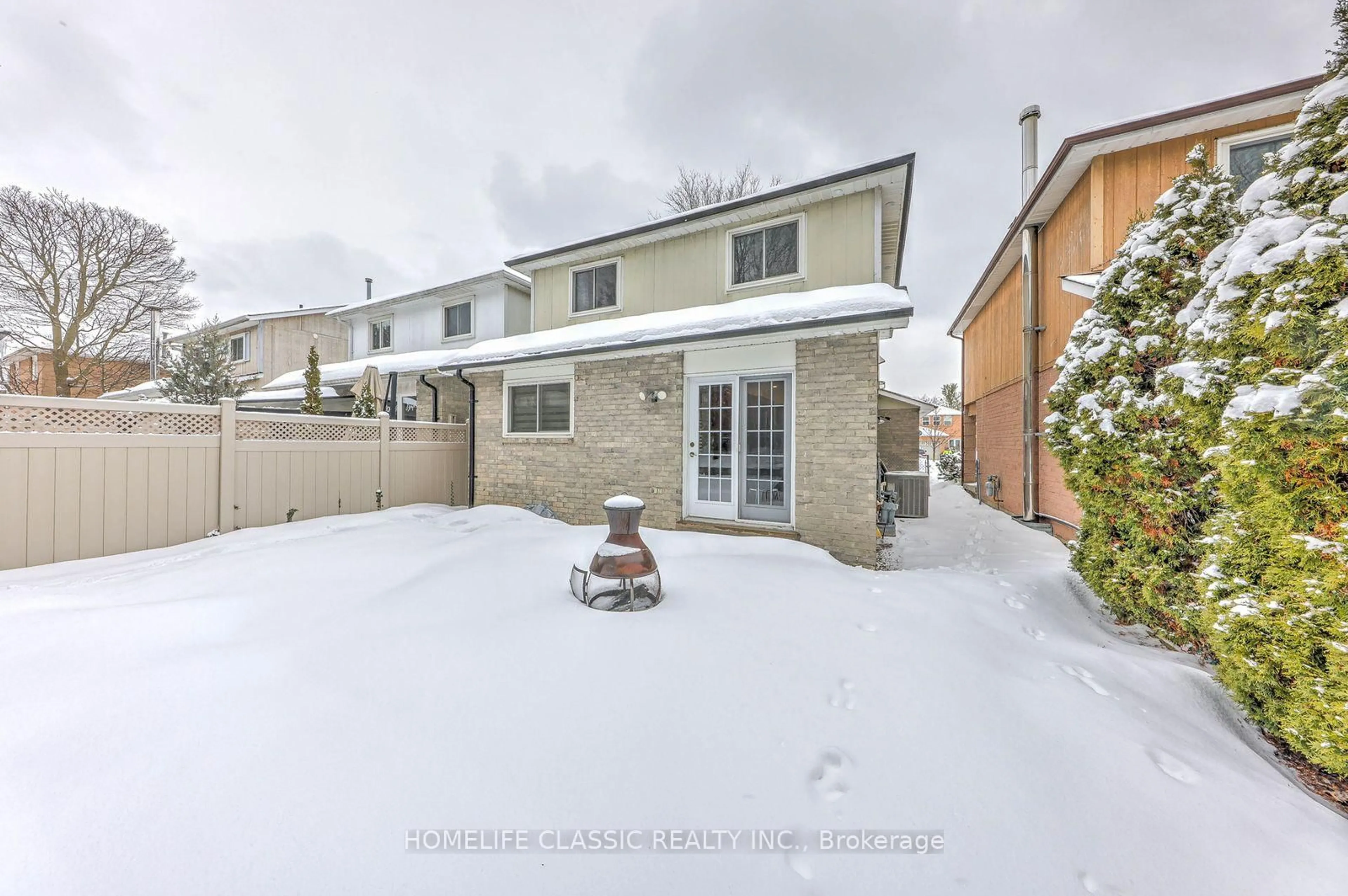 A pic from outside/outdoor area/front of a property/back of a property/a pic from drone, street for 56 Gray Cres, Richmond Hill Ontario L4C 5V5