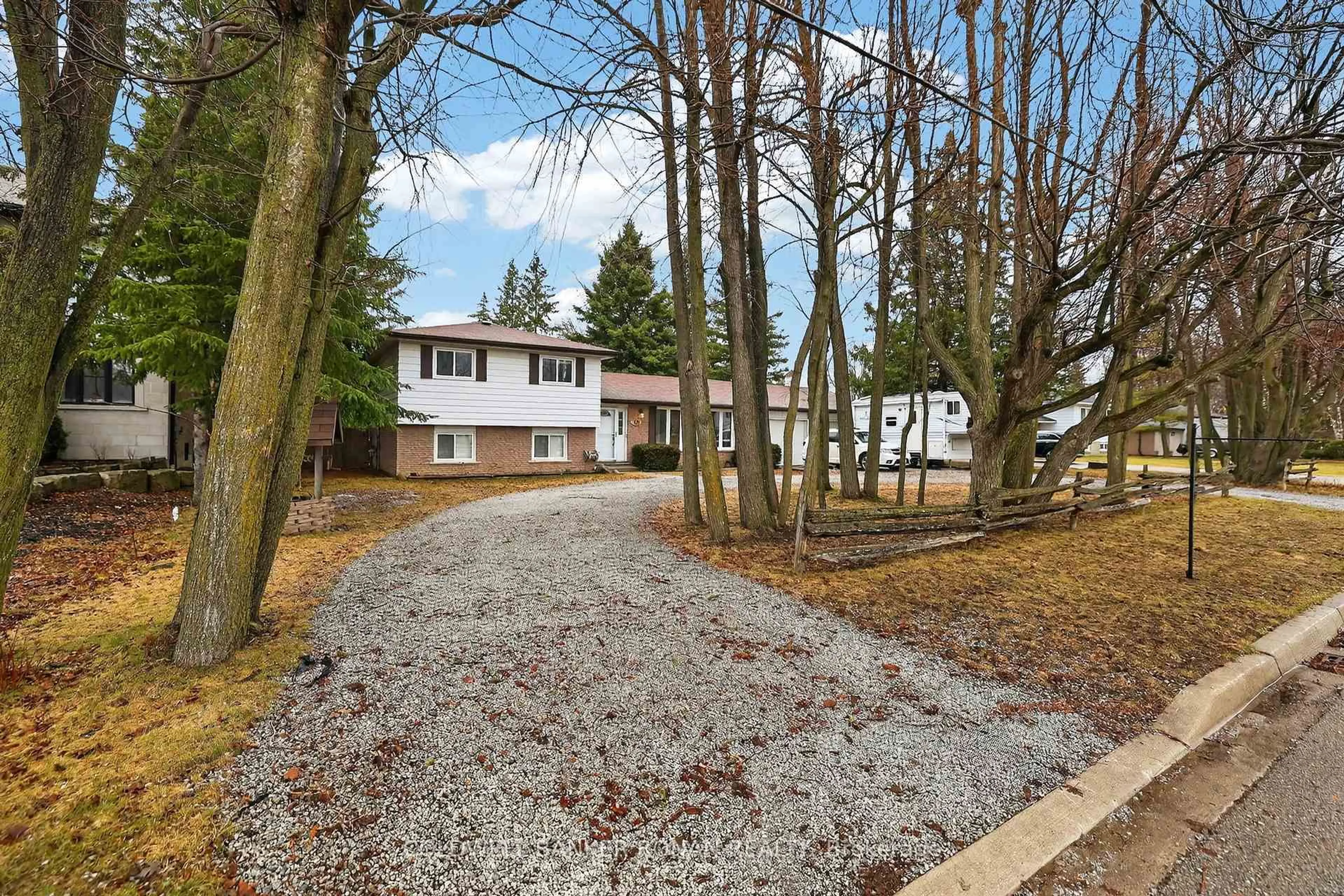 A pic from outside/outdoor area/front of a property/back of a property/a pic from drone, street for 56 Lakeland Cres, Richmond Hill Ontario L4E 2Z9