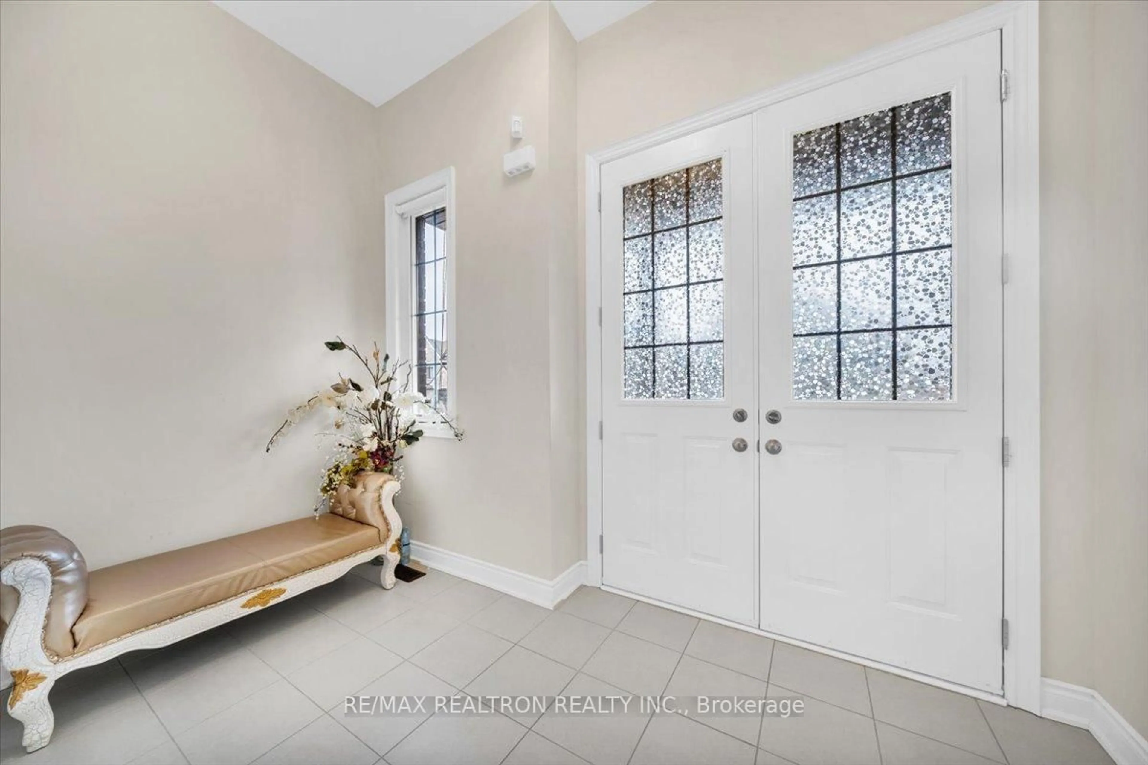 Indoor entryway for 157 Prairie Rose Dr, Richmond Hill Ontario L4S 0M9