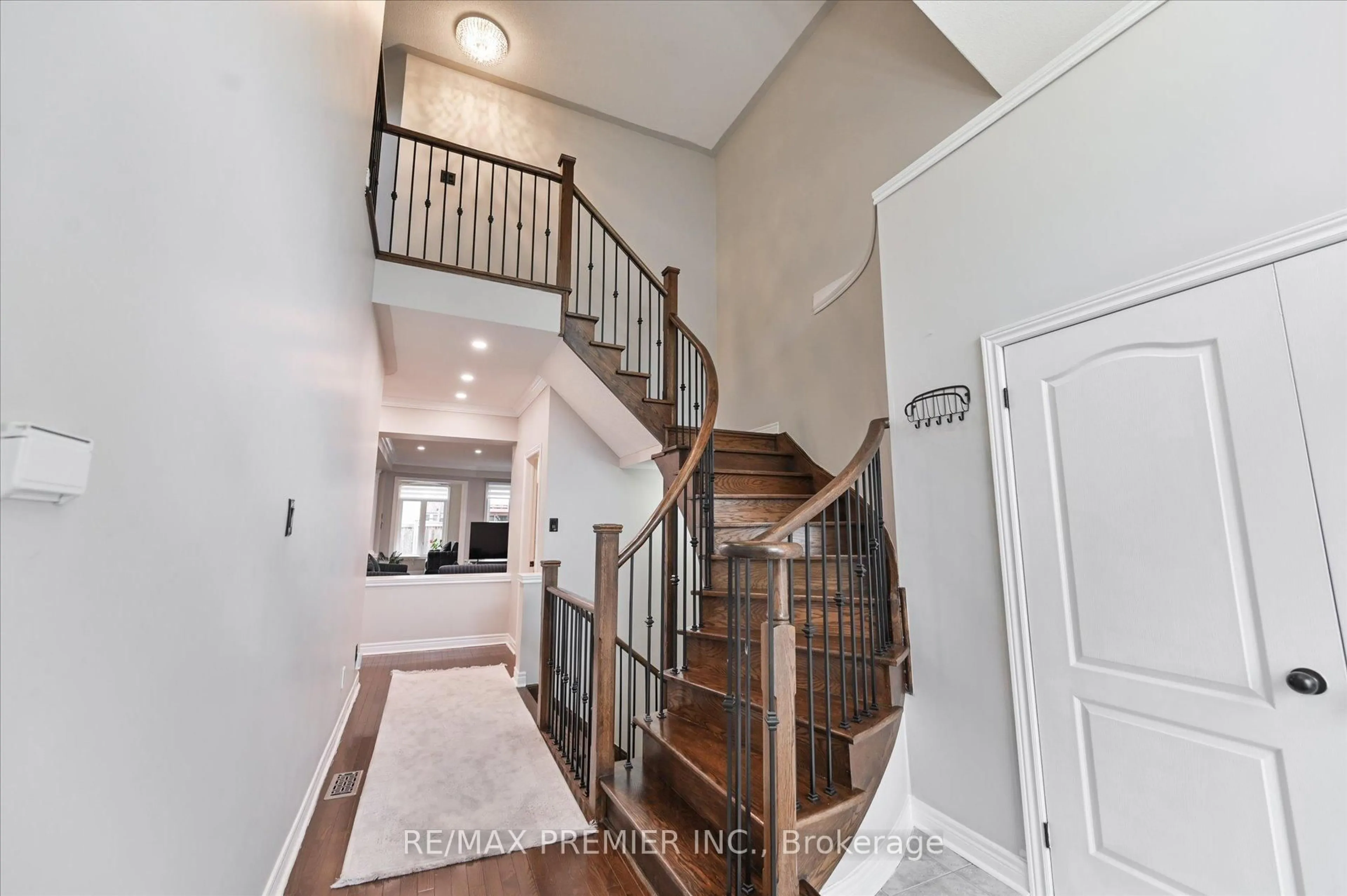 Indoor foyer for 170 Ascalon Dr, Vaughan Ontario L6A 0M8