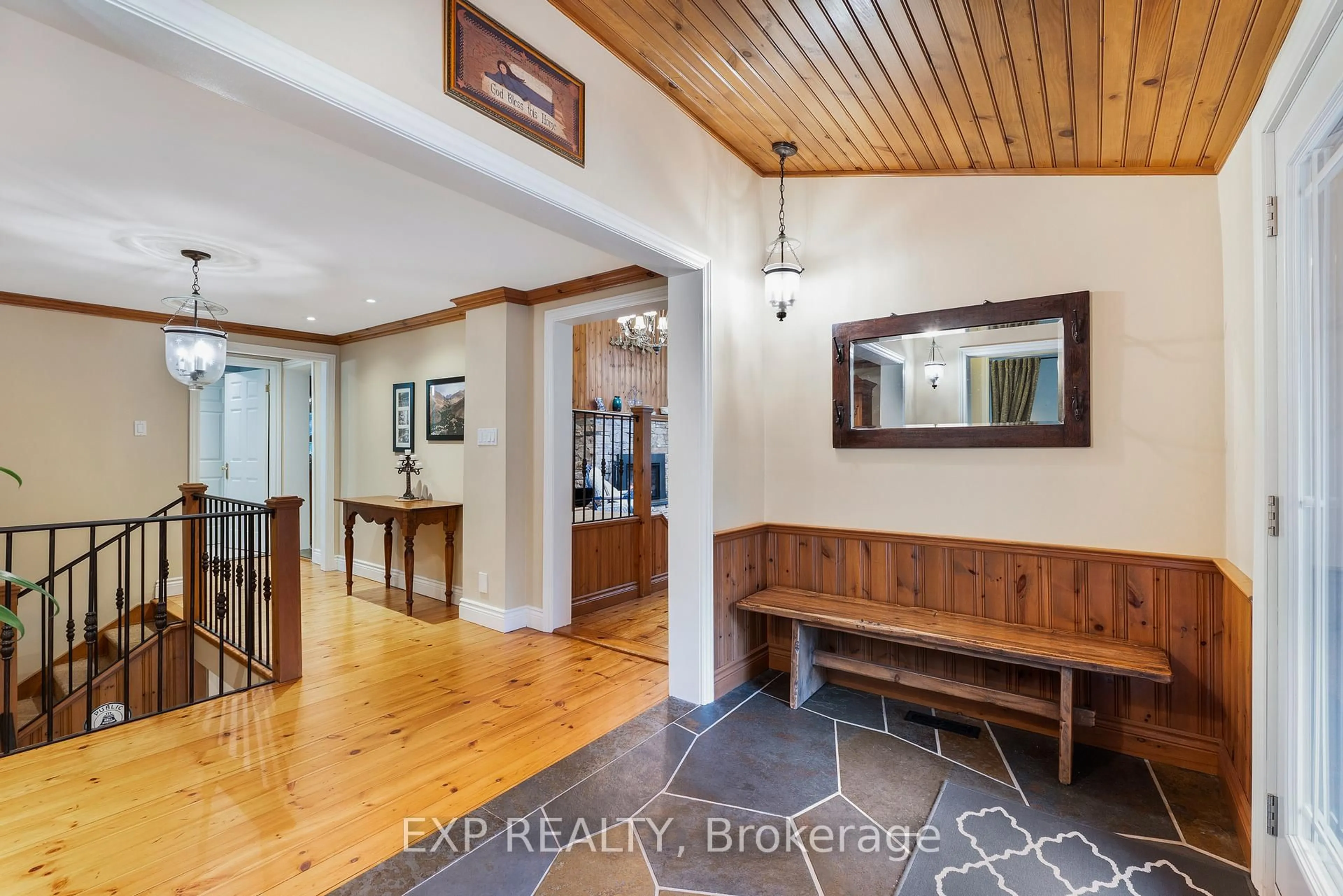 Indoor entryway for 115 Fog Rd, King Ontario L7B 1A3