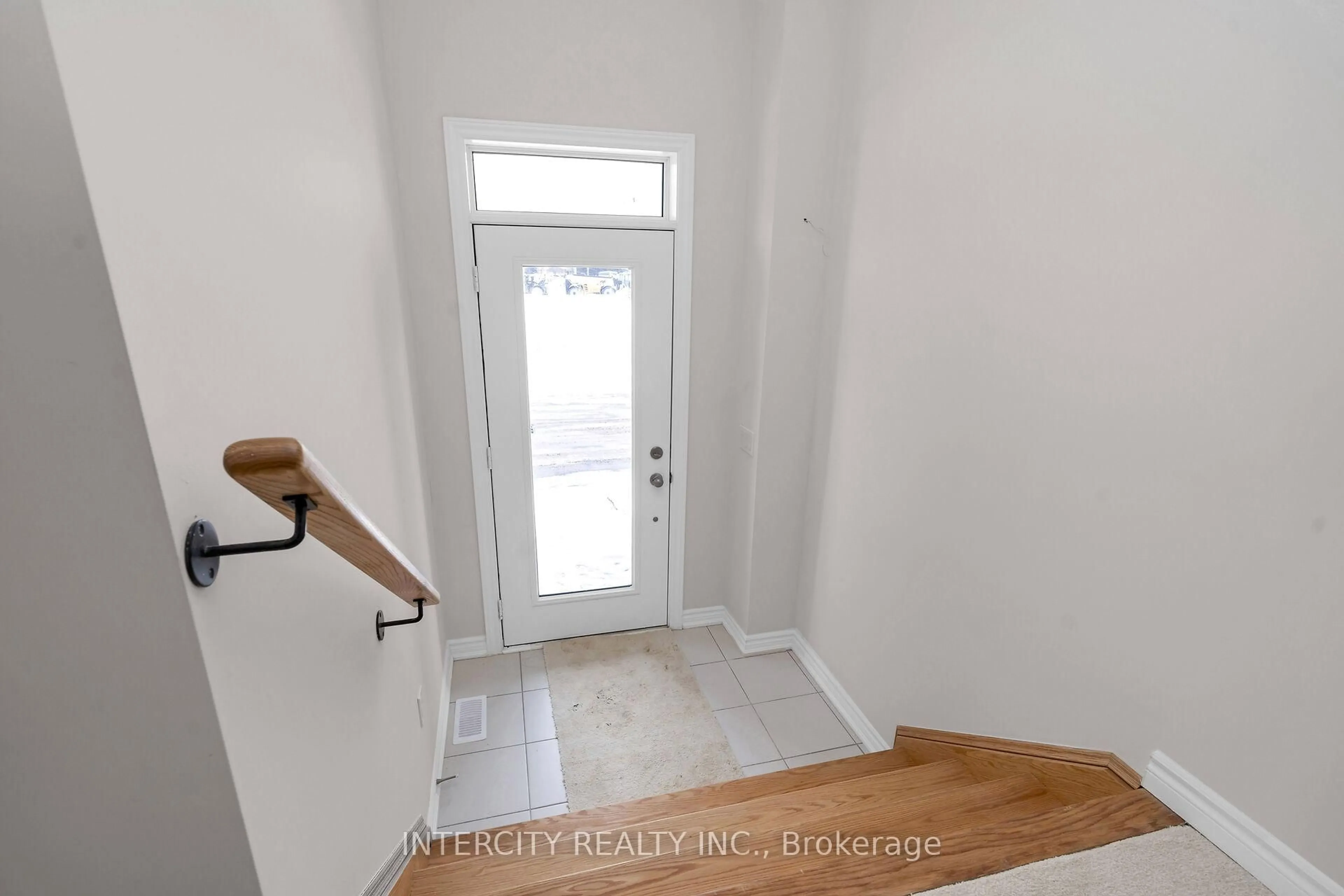 Indoor entryway for 30 Radisson St, Vaughan Ontario L4H 5J3