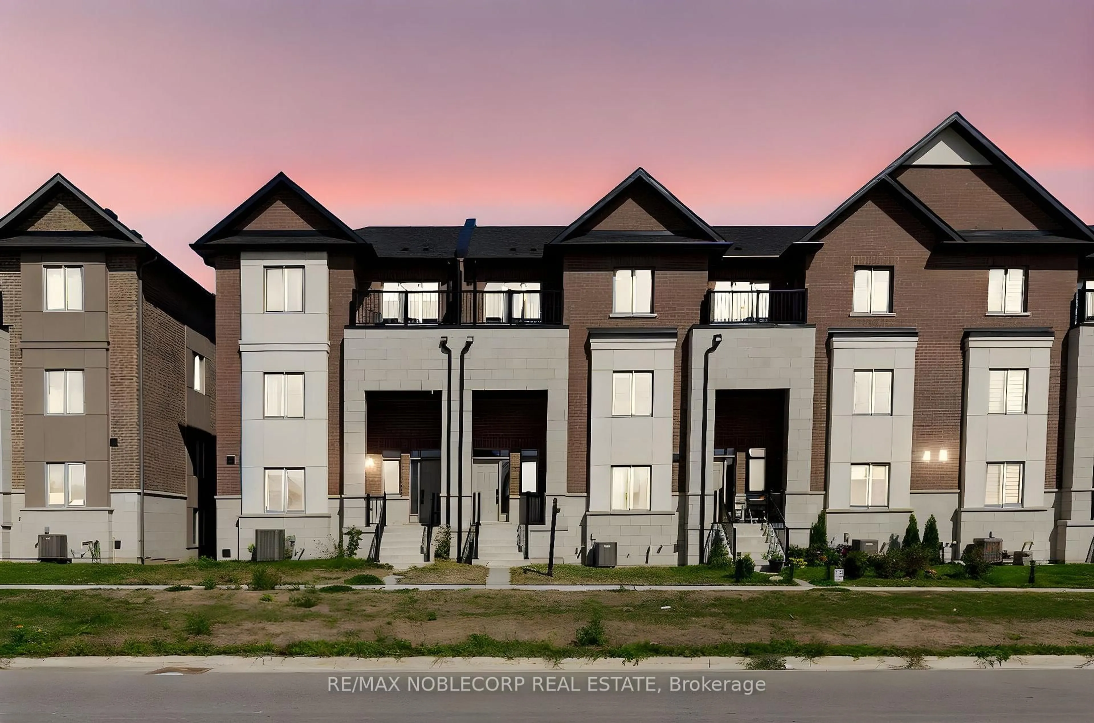 A pic from outside/outdoor area/front of a property/back of a property/a pic from drone, street for 34 Alan Williams Tr, Uxbridge Ontario L9P 0R6