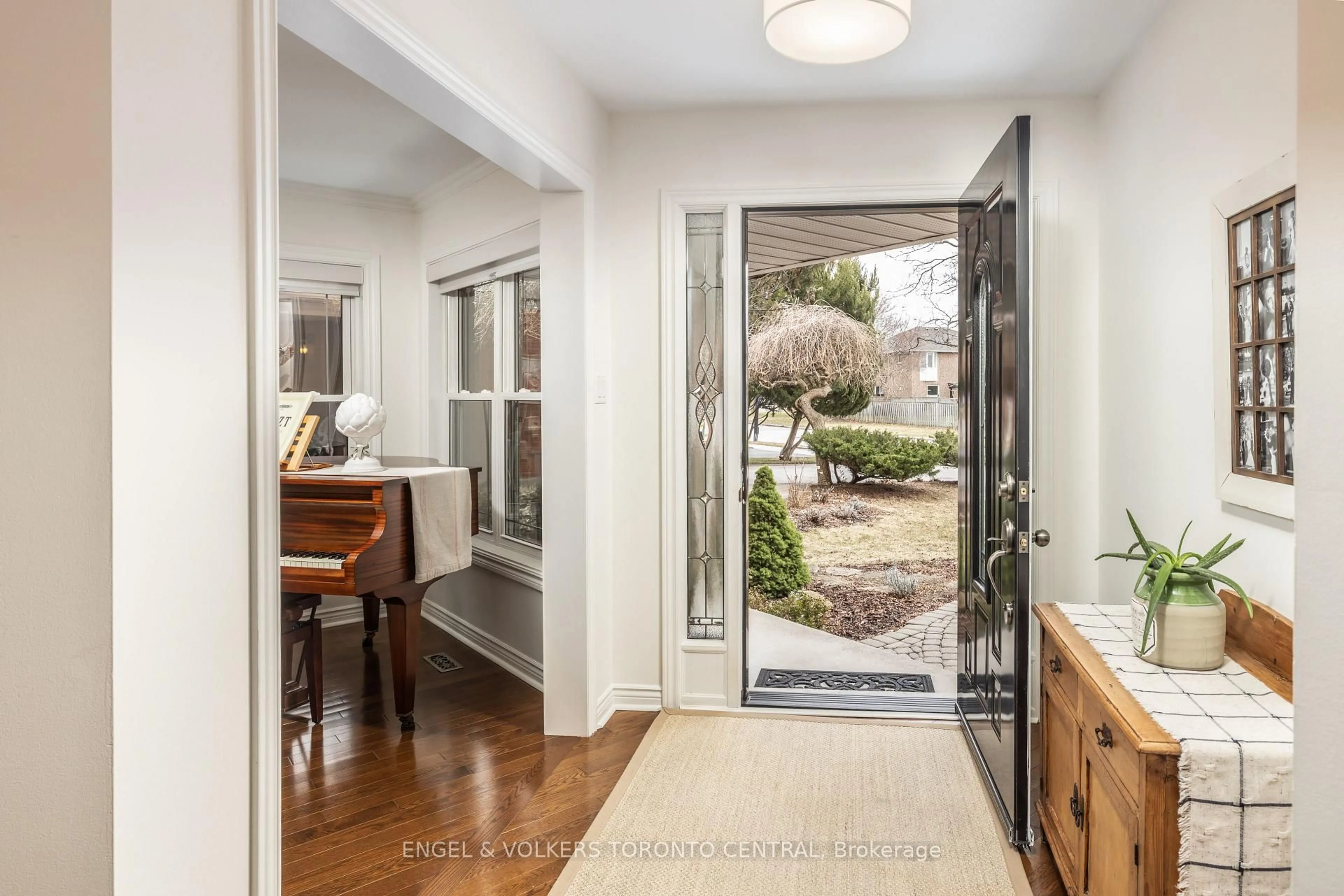 Indoor entryway for 433 Lavas Rd, Newmarket Ontario L3Y 8H4
