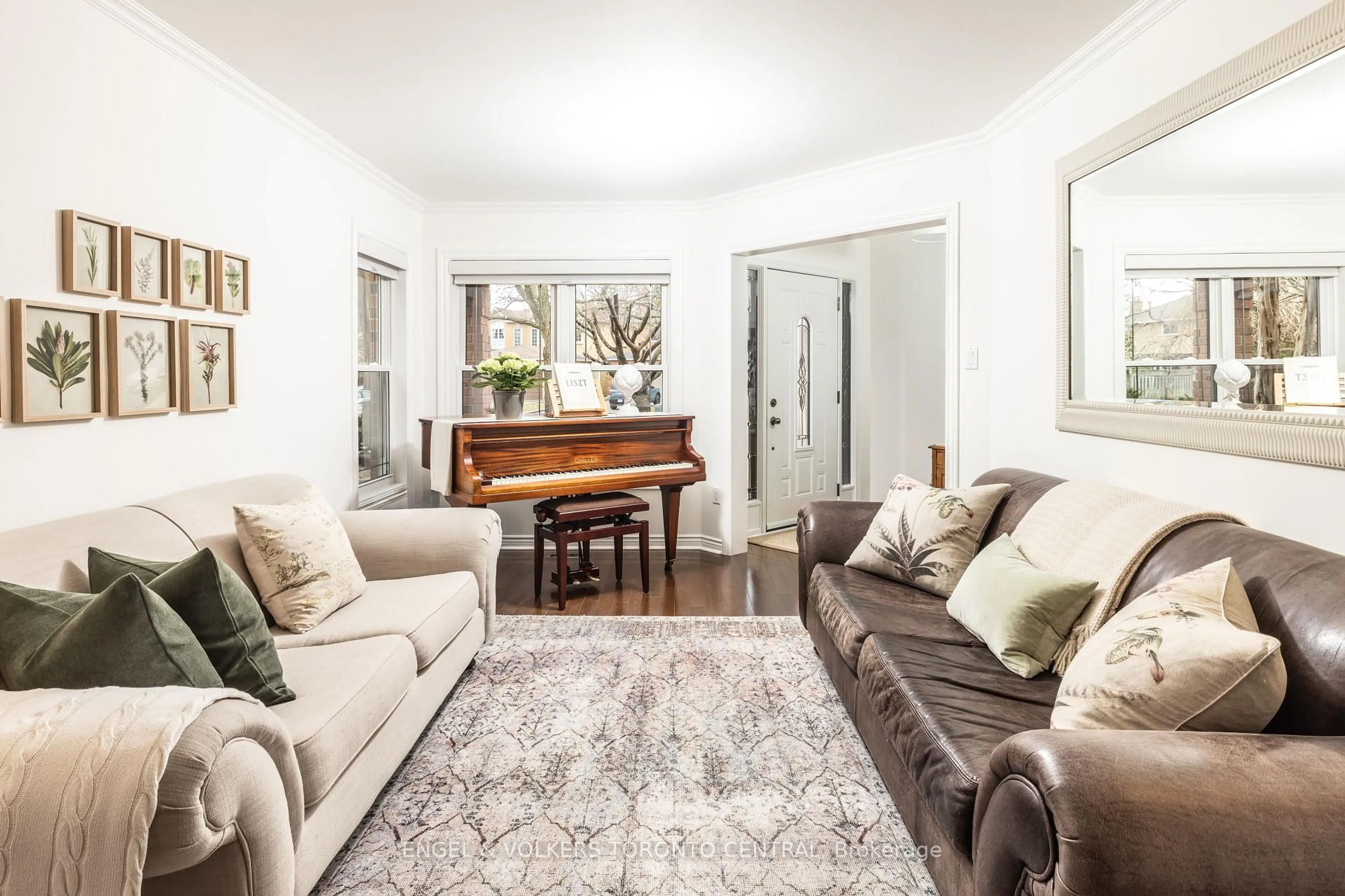 Living room with furniture, unknown for 433 Lavas Rd, Newmarket Ontario L3Y 8H4