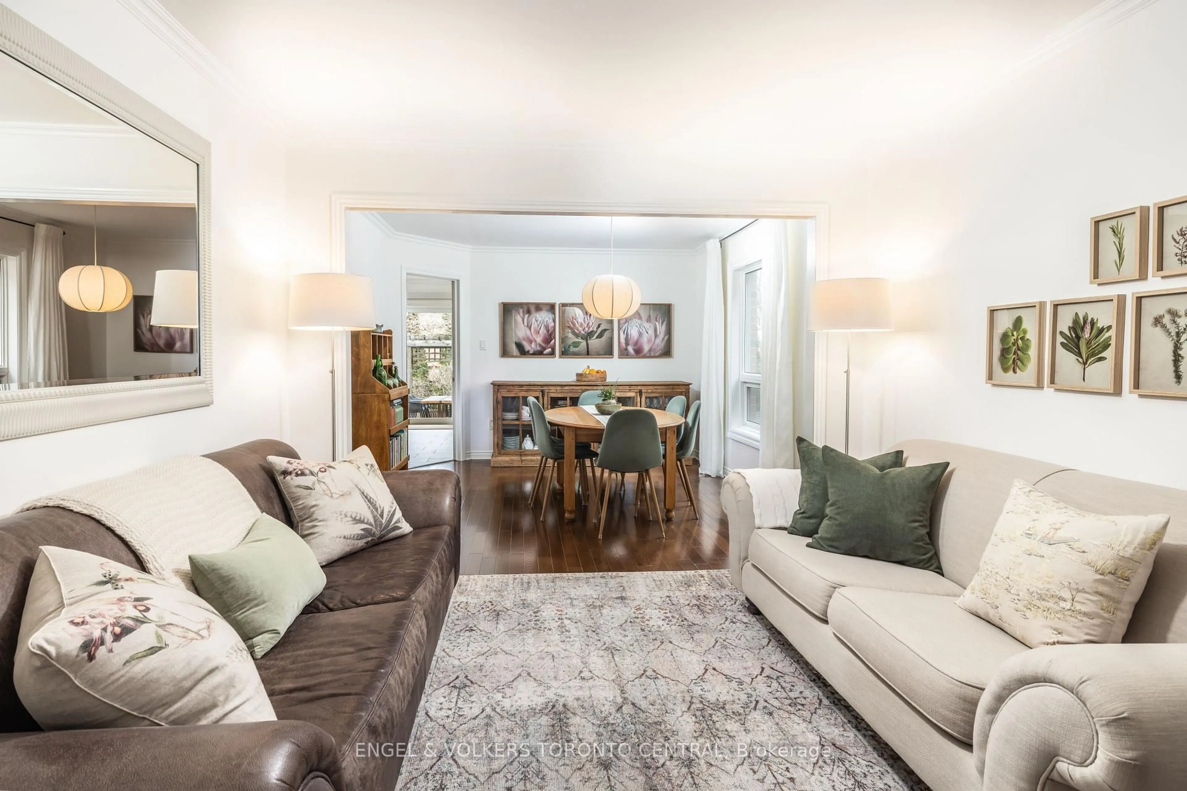 Living room with furniture, unknown for 433 Lavas Rd, Newmarket Ontario L3Y 8H4