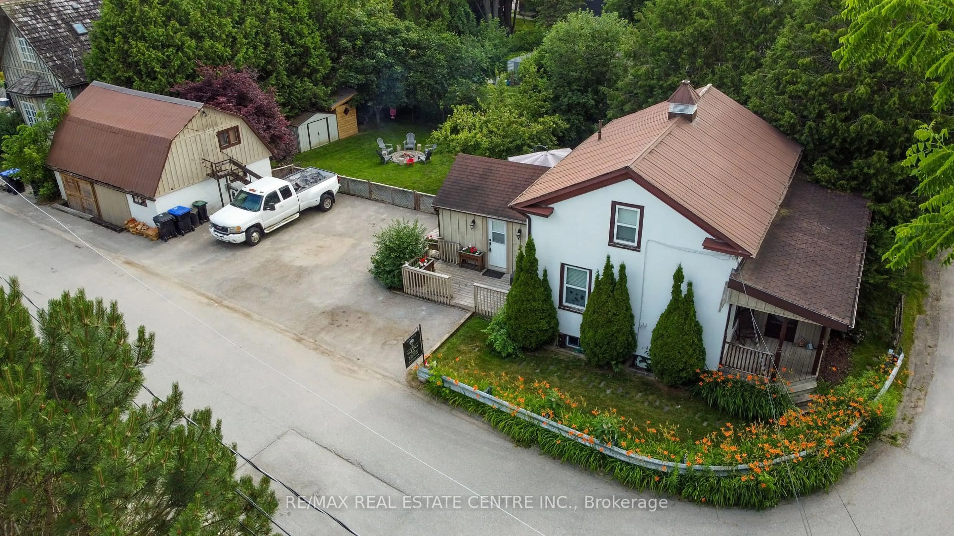 A pic from outside/outdoor area/front of a property/back of a property/a pic from drone, street for 5 East John St, Innisfil Ontario L0L 1L0