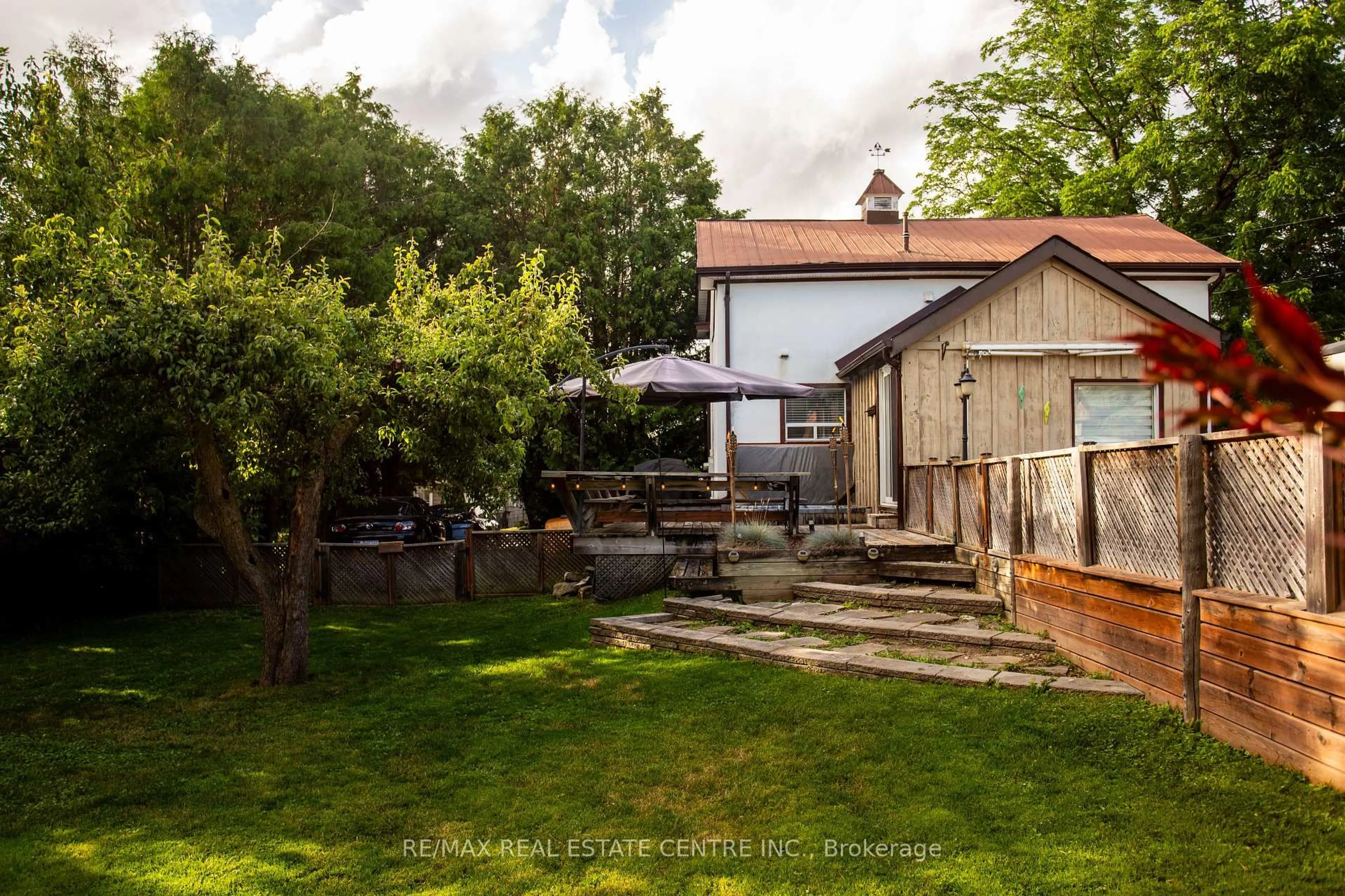 A pic from outside/outdoor area/front of a property/back of a property/a pic from drone, street for 5 East John St, Innisfil Ontario L0L 1L0