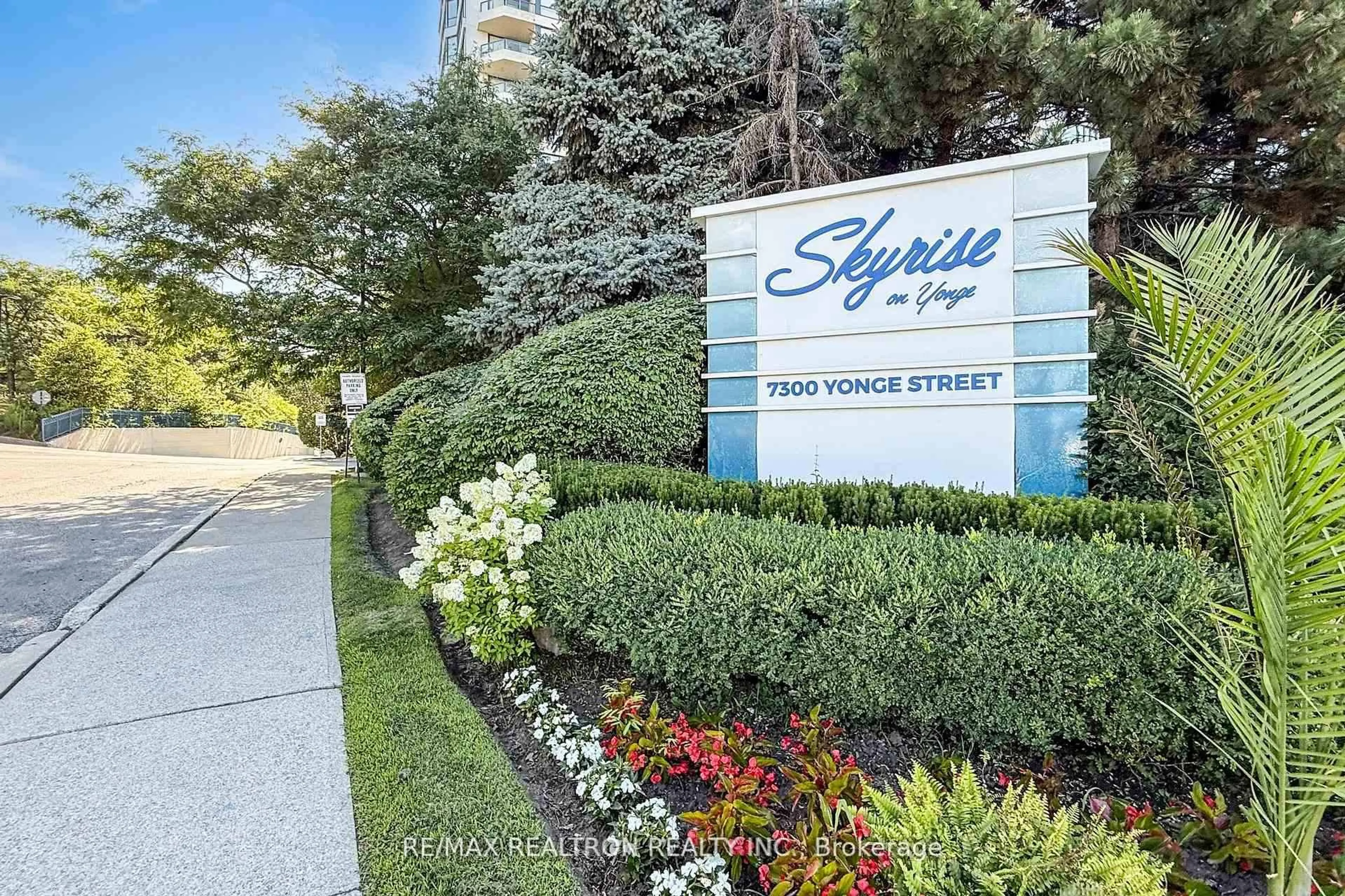 Indoor foyer for 7300 Yonge St #311, Vaughan Ontario L4J 7Y5